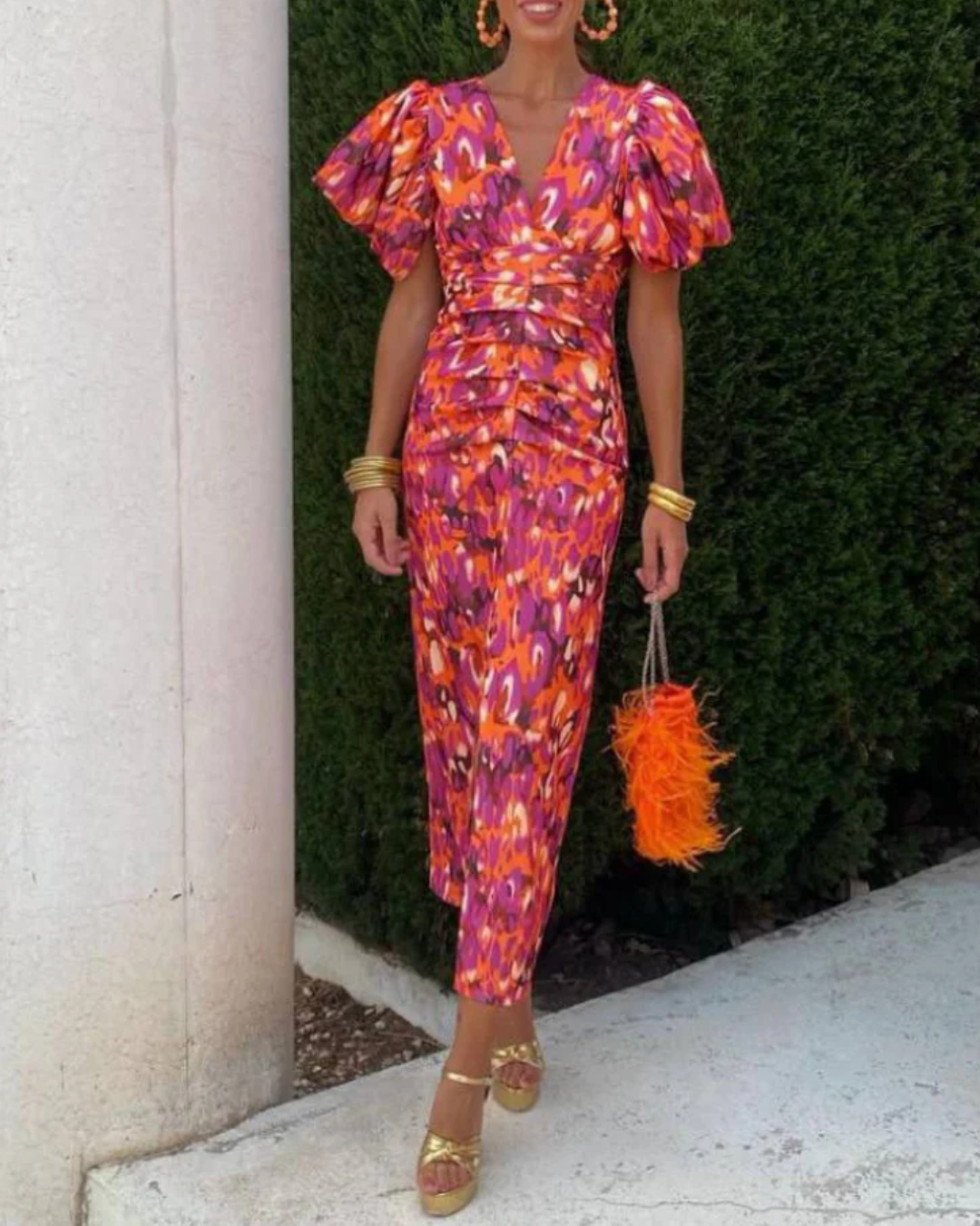 SUNA Vivid Ruched Midi – Dramatiske Plisseringer Skuldre - Kjole Orange