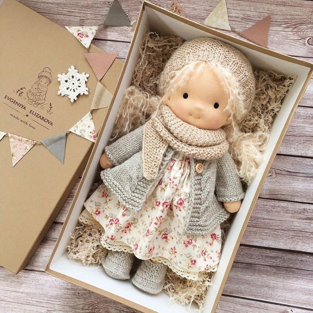 Håndlavet Waldorf-krammedukke – Poppi til Fantasifuld Leg Others Toy SUNA I