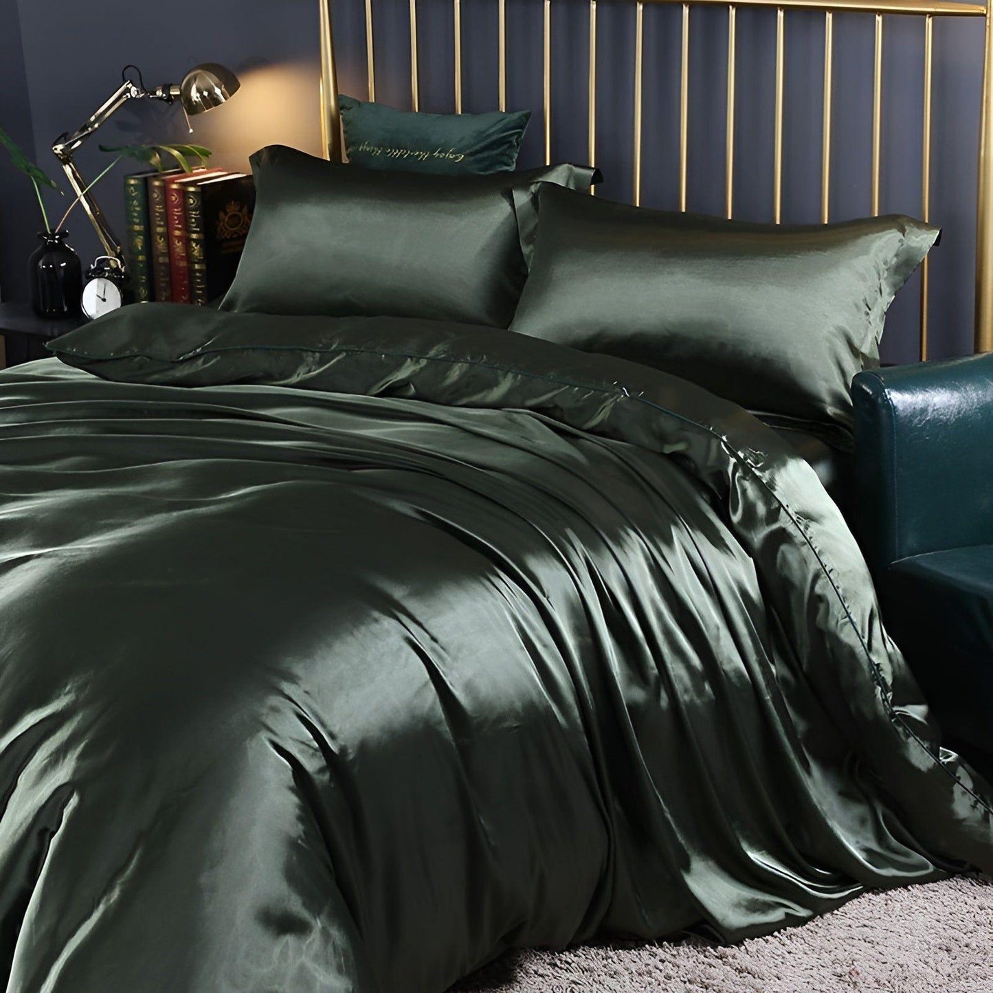 Luksuriøst Satin Sengetøj Sæt – 1 Flad Lagen, 1 Sengetæppe, 2 Pudevar til Elegant Søvn og Kølende Komfort Bedding SUNA Mørkegrøn 120x200cm 4-delt sæt Udstyret