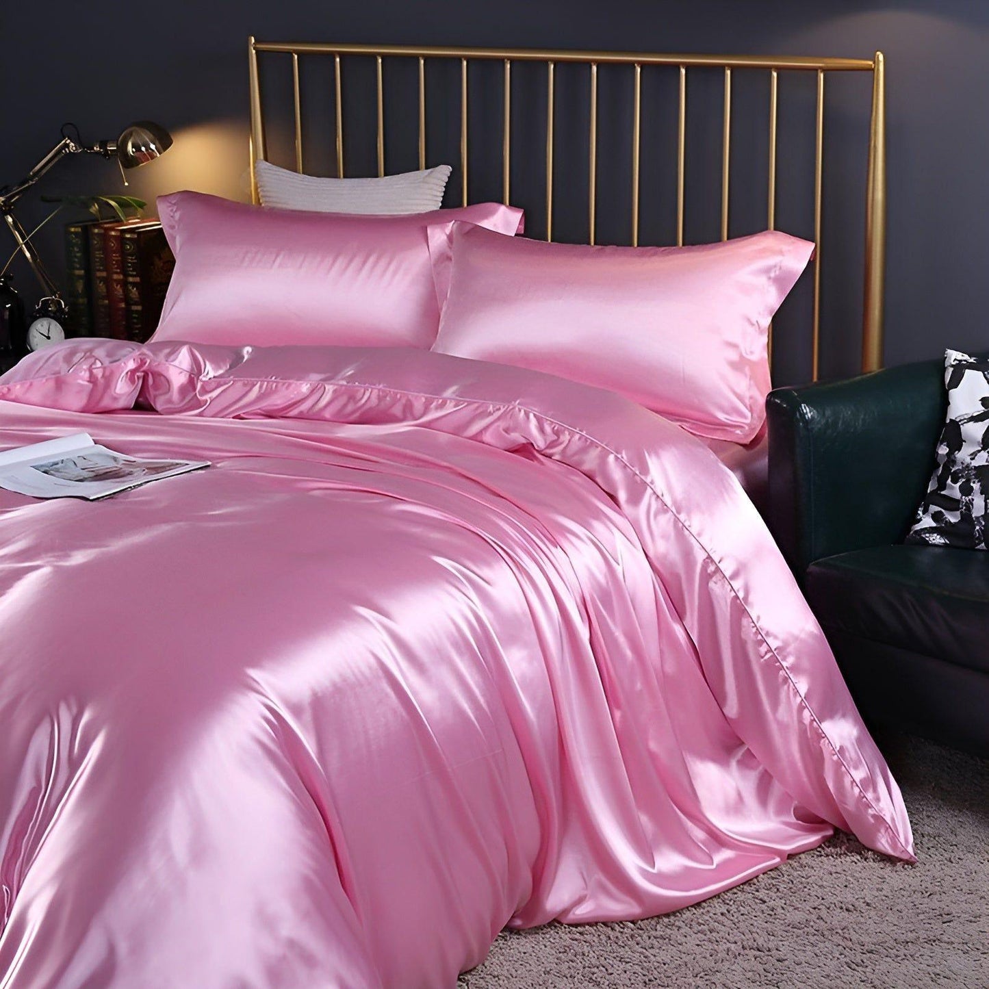 Luksuriøst Satin Sengetøj Sæt – 1 Flad Lagen, 1 Sengetæppe, 2 Pudevar til Elegant Søvn og Kølende Komfort Bedding SUNA Lys Pink 120x200cm 4-delt sæt Udstyret