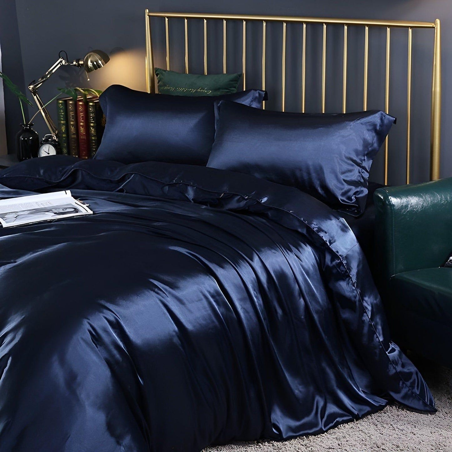 Luksuriøst Satin Sengetøj Sæt – 1 Flad Lagen, 1 Sengetæppe, 2 Pudevar til Elegant Søvn og Kølende Komfort Bedding SUNA Mørkeblå 120x200cm 4-delt sæt Udstyret