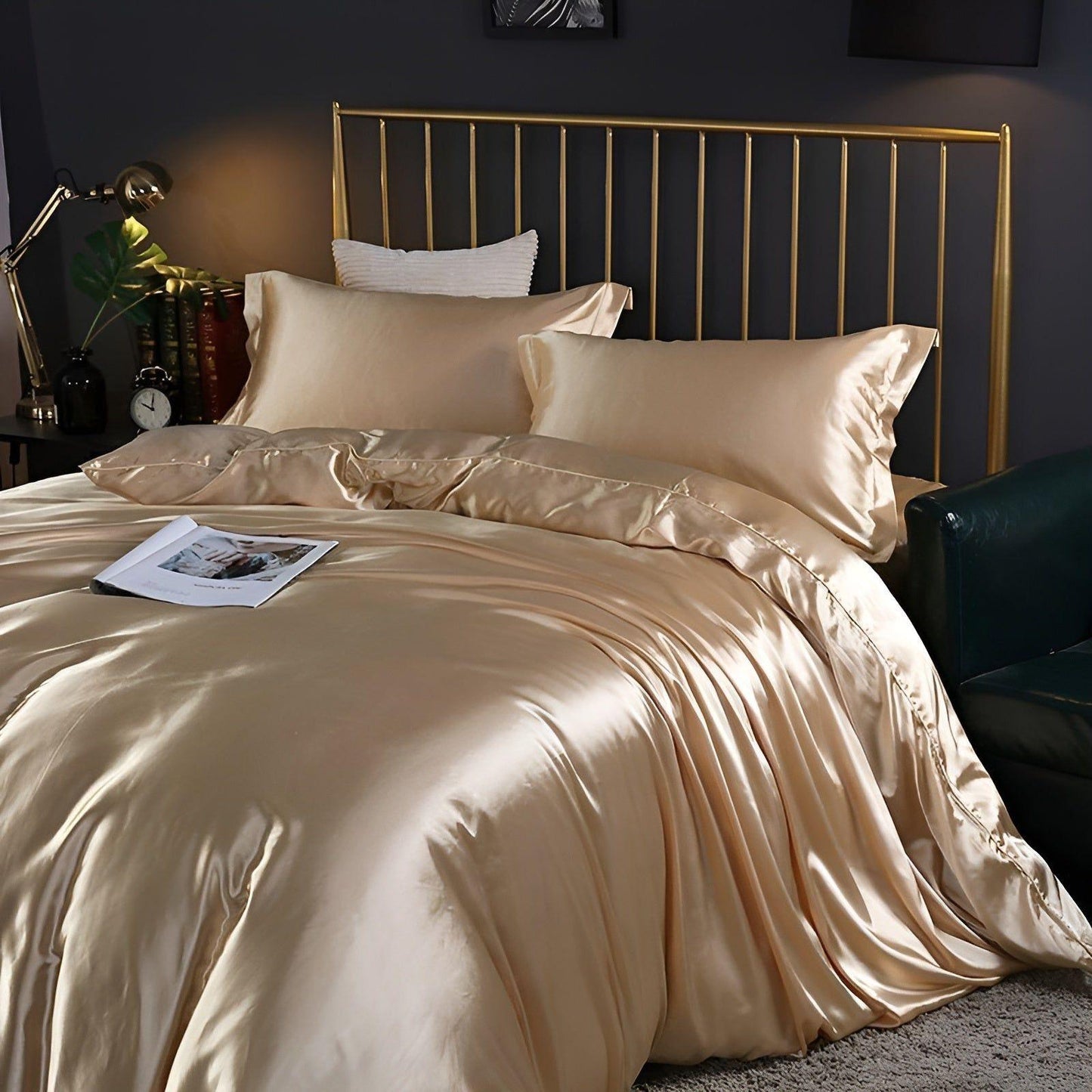 Luksuriøst Satin Sengetøj Sæt – 1 Flad Lagen, 1 Sengetæppe, 2 Pudevar til Elegant Søvn og Kølende Komfort Bedding SUNA Creme 120x200cm 4-delt sæt Udstyret