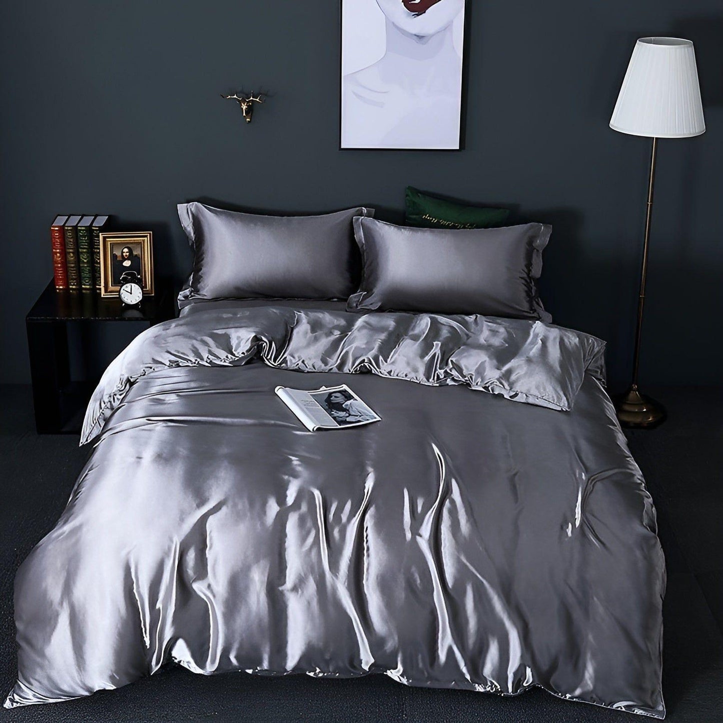 Luksuriøst Satin Sengetøj Sæt – 1 Flad Lagen, 1 Sengetæppe, 2 Pudevar til Elegant Søvn og Kølende Komfort Bedding SUNA Sølv 120x200cm 4-delt sæt Udstyret