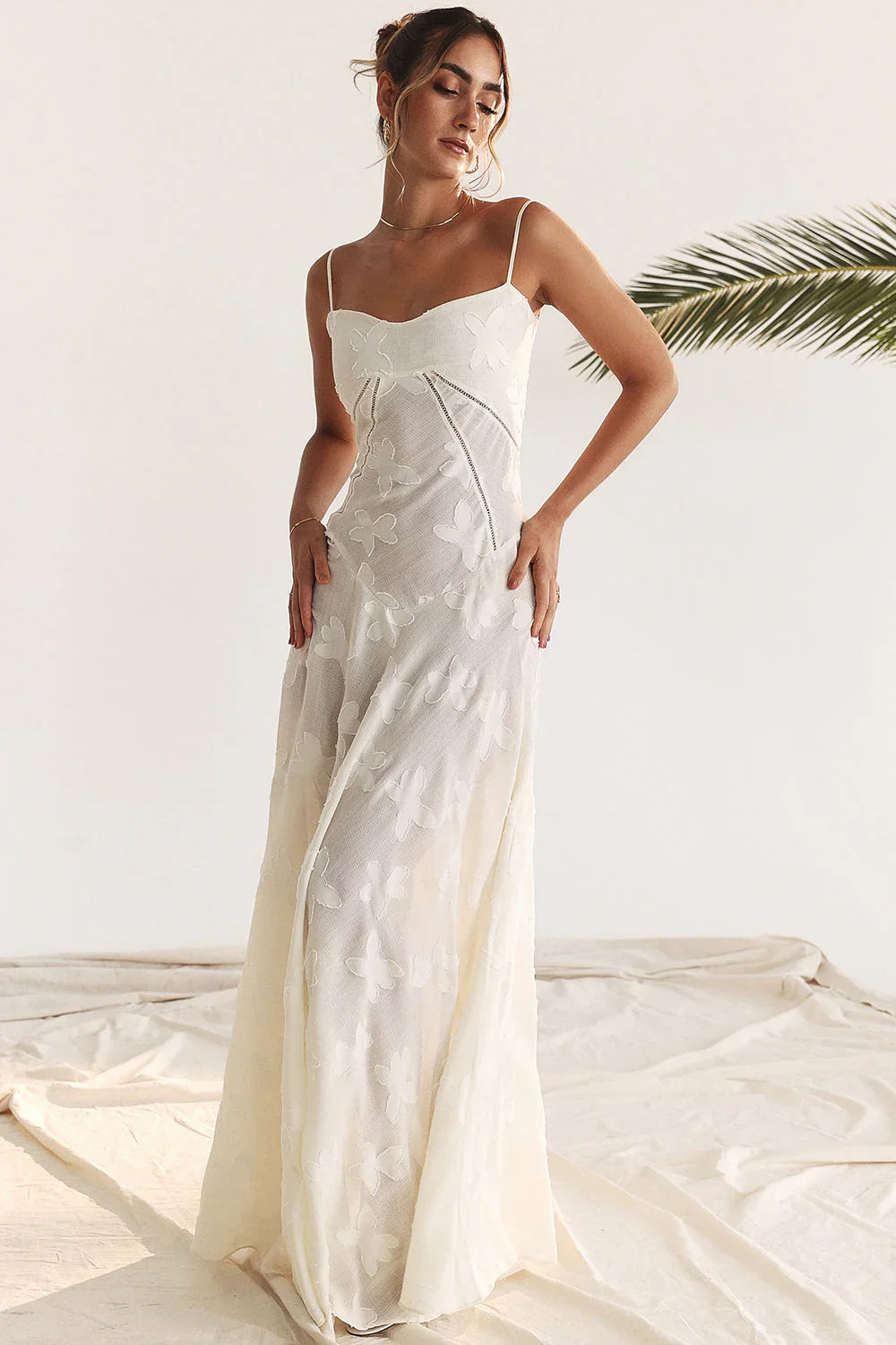 SUNA Fortryllet Maxi Kjole – Romantisk Vintage Stil – Blomsterdesign, Korsettsnøring, Lyserødt Lamé, Indbygget BH