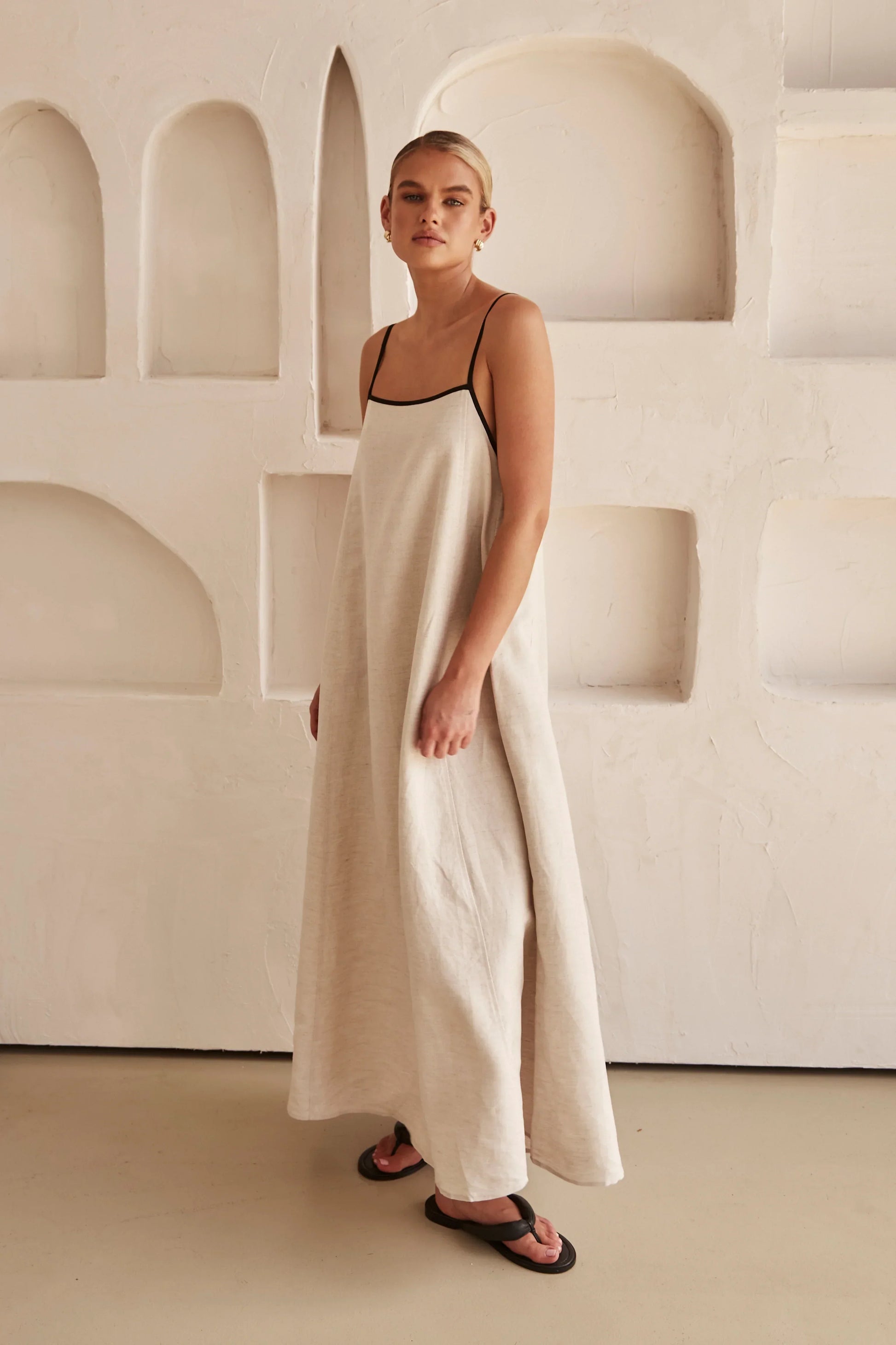 SUNA Mycea – Maxi Kjole i Hør: Din Sommerfavorit i Ét Elegant Design