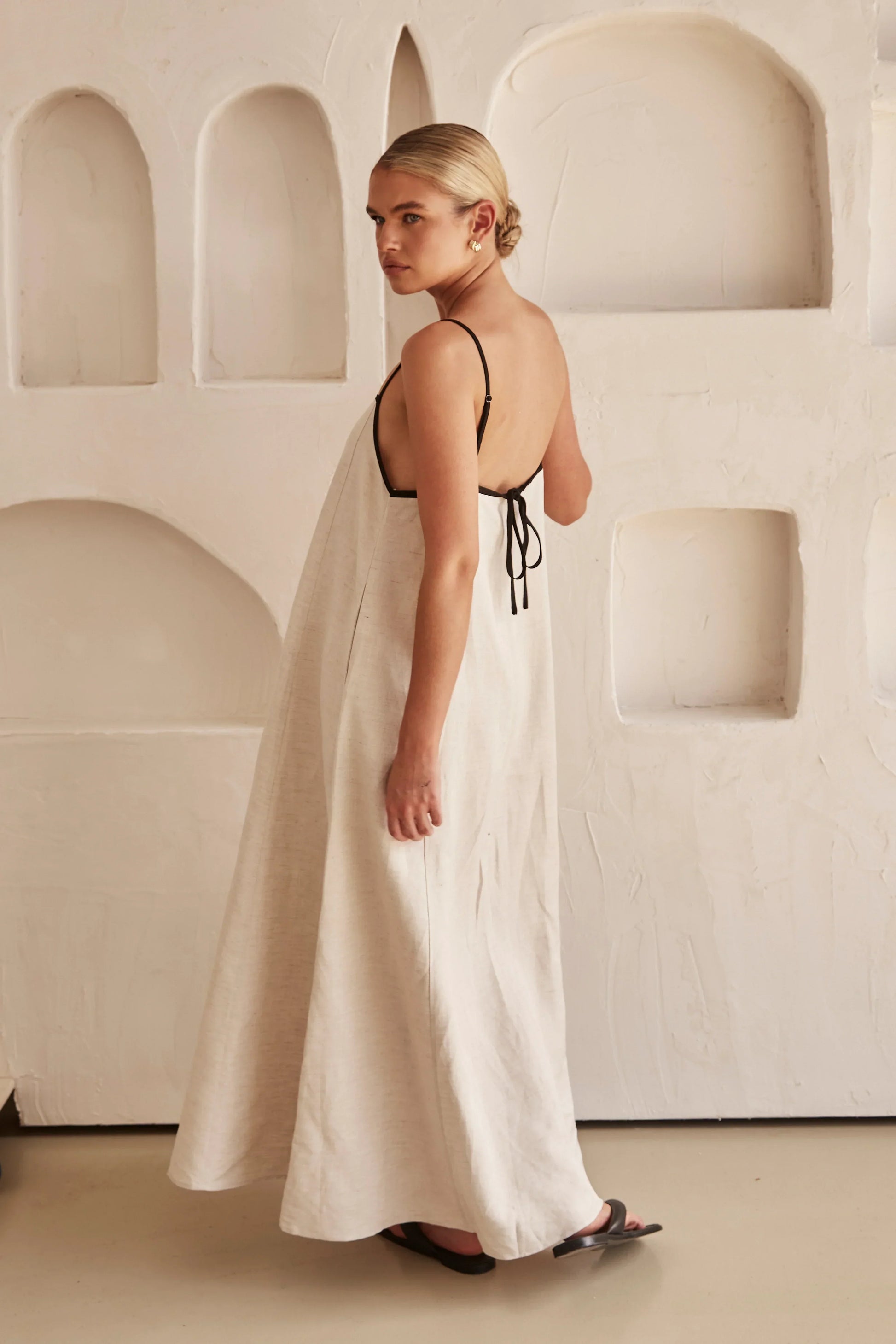 SUNA Mycea – Maxi Kjole i Hør: Din Sommerfavorit i Ét Elegant Design