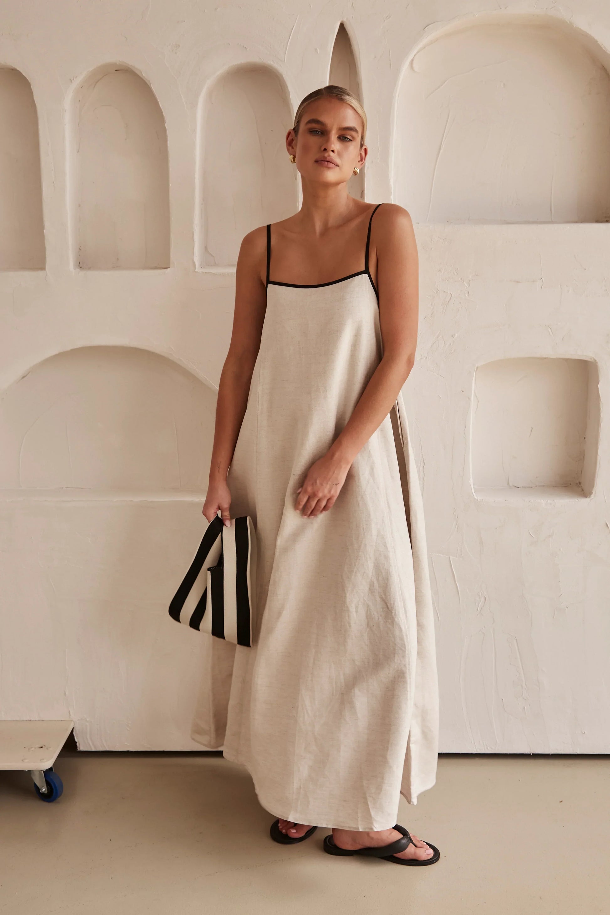 SUNA Mycea – Maxi Kjole i Hør: Din Sommerfavorit i Ét Elegant Design