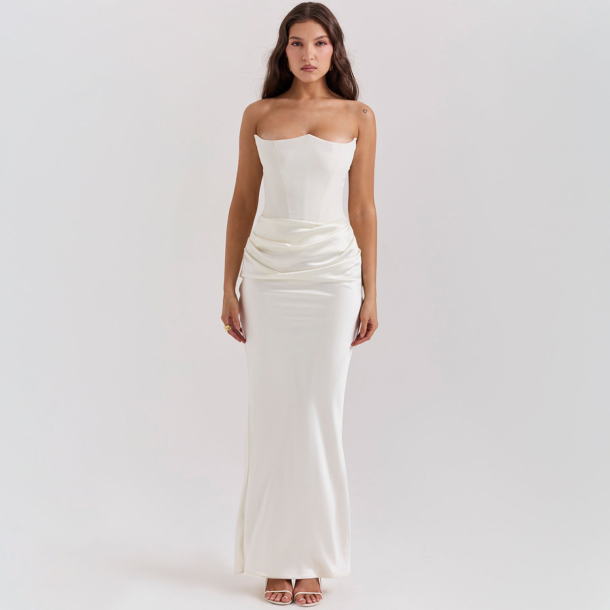 SUNA Phantom Maxi Kjole - Elegant Sort Kjole til Aftenbrug Hvid