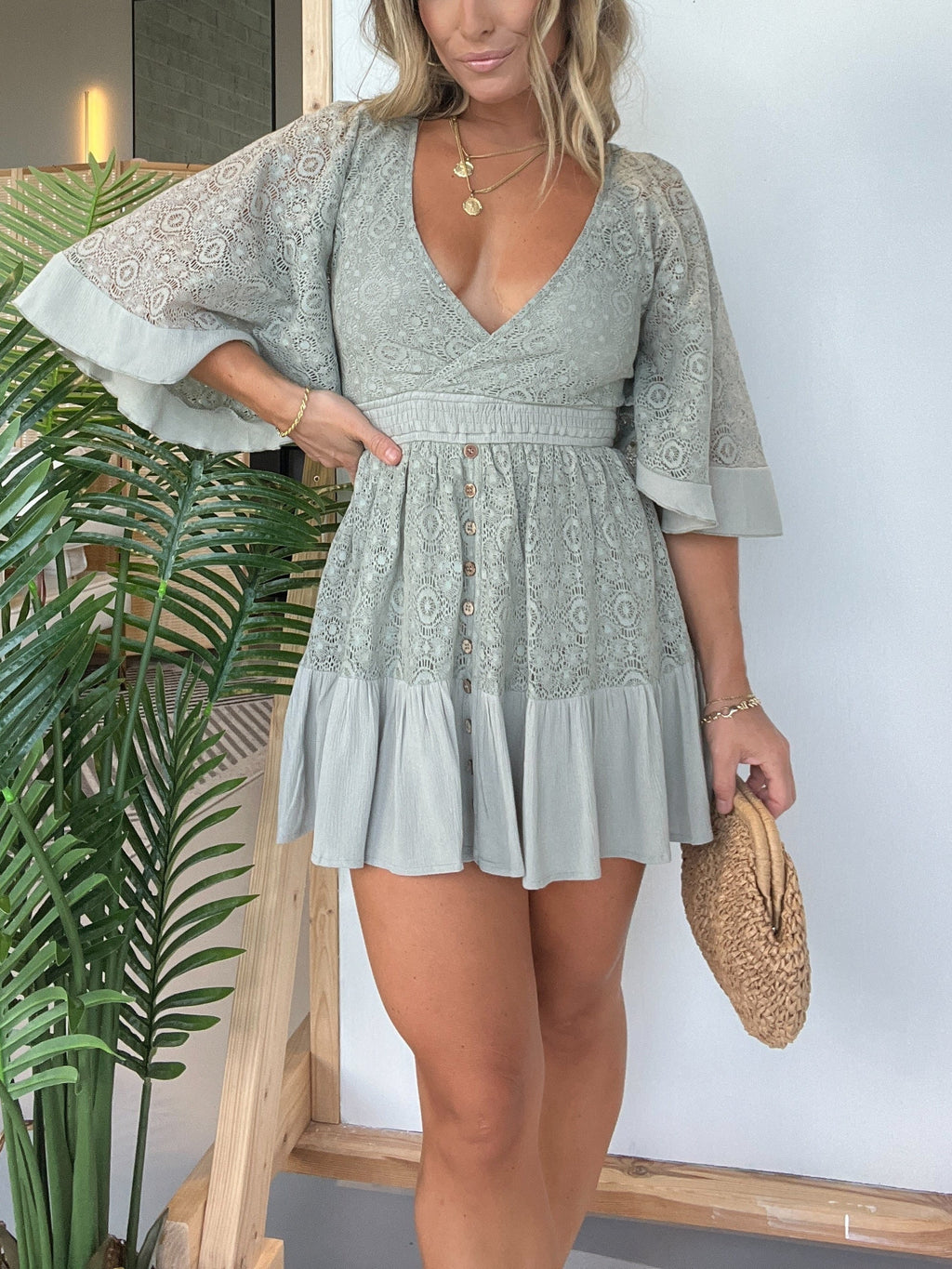 SUNA Kvinders Blonde Romper – Ubesværet Elegance Med Dyb V-Hals - Chic Romper Med Udsvingede Ærmer Og Fitted Talje Lys grøn