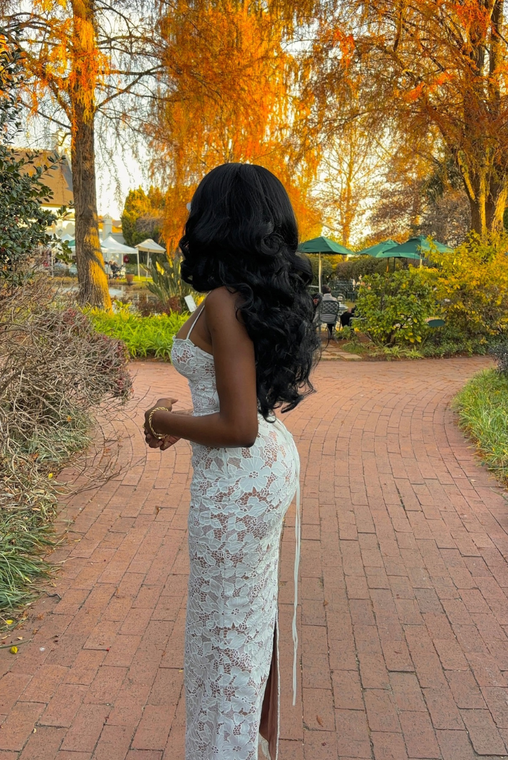 SUNA Pearla Lace Maxi Kjole med Justerbare Stropper og Blonder