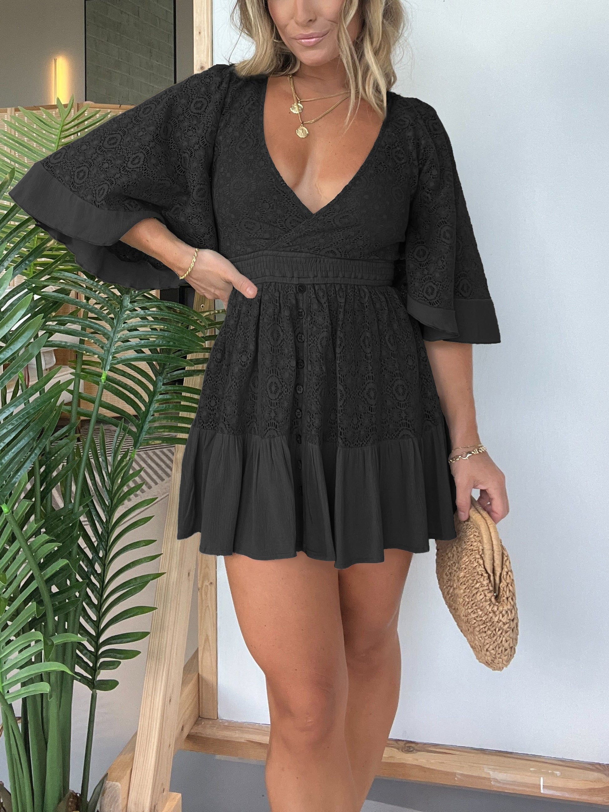 SUNA Kvinders Blonde Romper – Ubesværet Elegance Med Dyb V-Hals - Chic Romper Med Udsvingede Ærmer Og Fitted Talje Sort