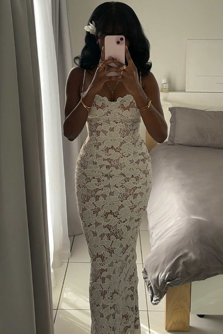 SUNA Pearla Lace Maxi Kjole med Justerbare Stropper og Blonder