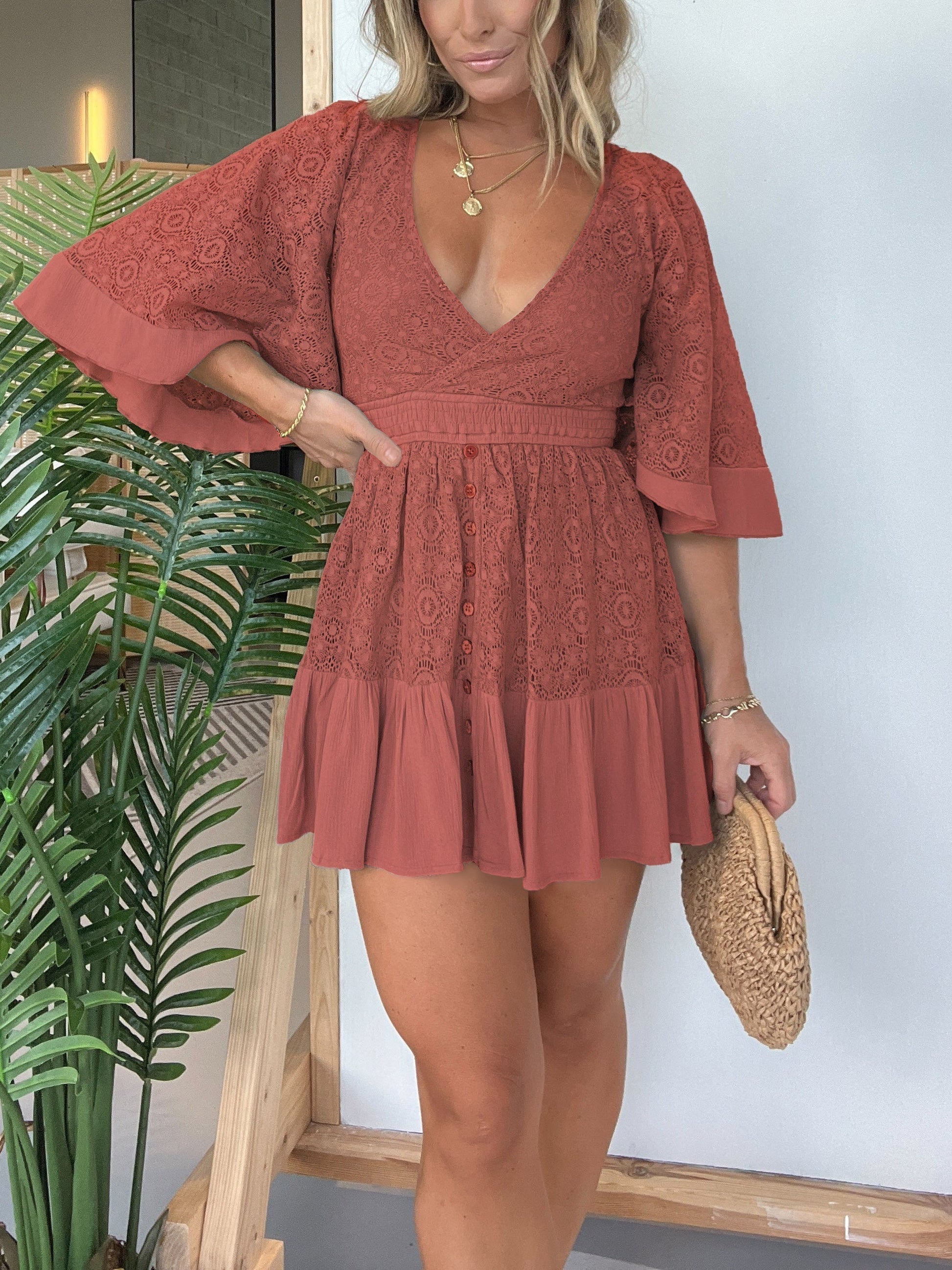 SUNA Kvinders Blonde Romper – Ubesværet Elegance Med Dyb V-Hals - Chic Romper Med Udsvingede Ærmer Og Fitted Talje Murstensrød