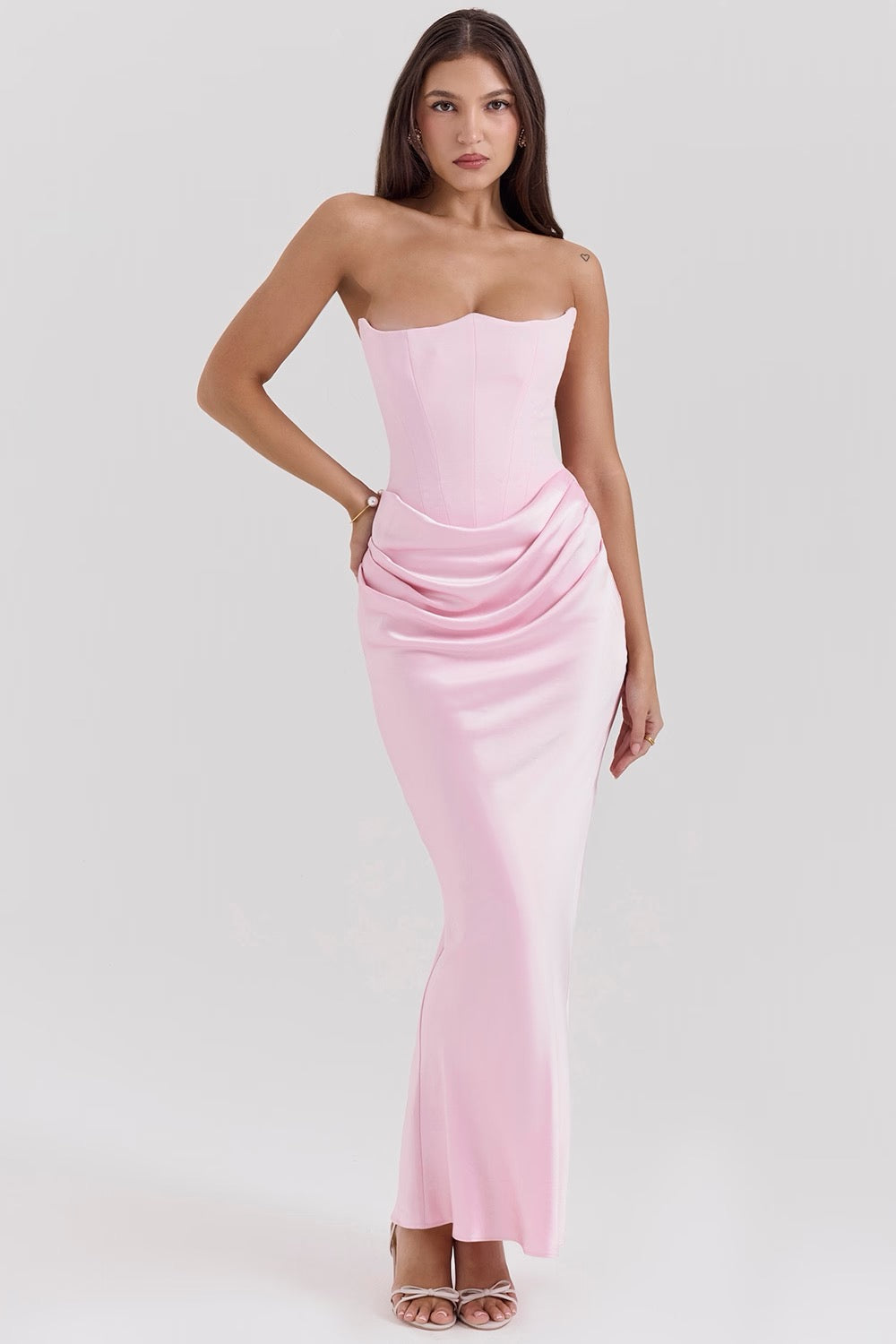 SUNA Mia Maxi Dress i Baby Pink og Brun til Enhver Anledning