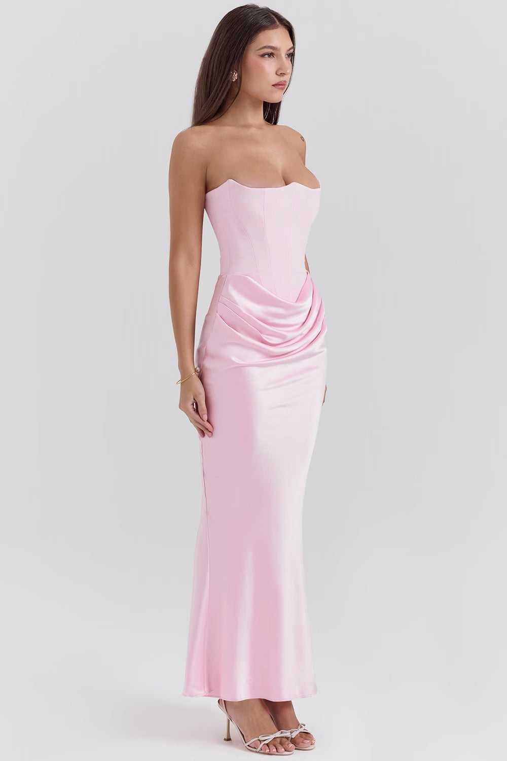 SUNA Mia Maxi Dress i Baby Pink og Brun til Enhver Anledning