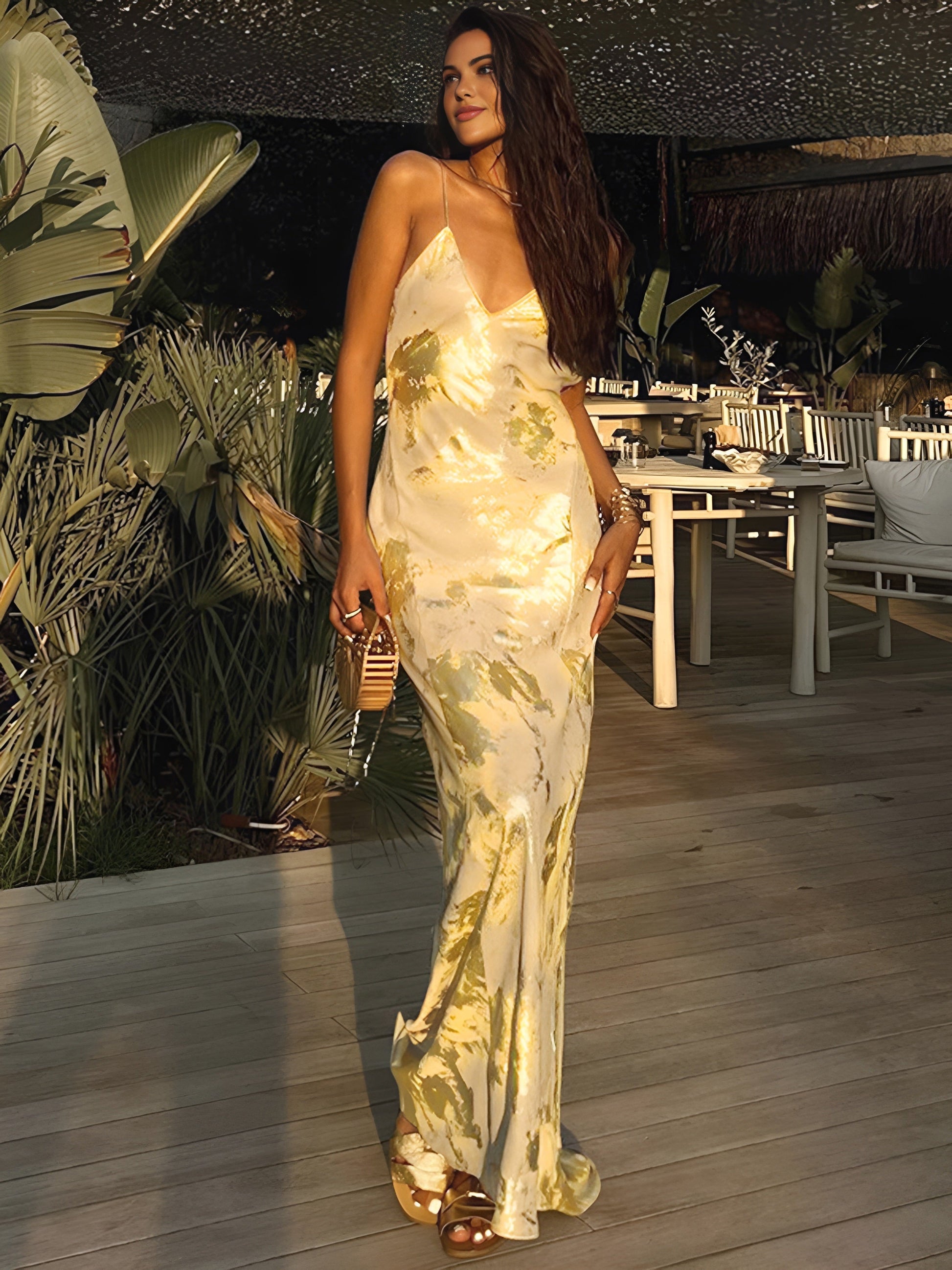 SUNA Silkeglat Aftenkjole Blød & Flydende Elegant Look Guld