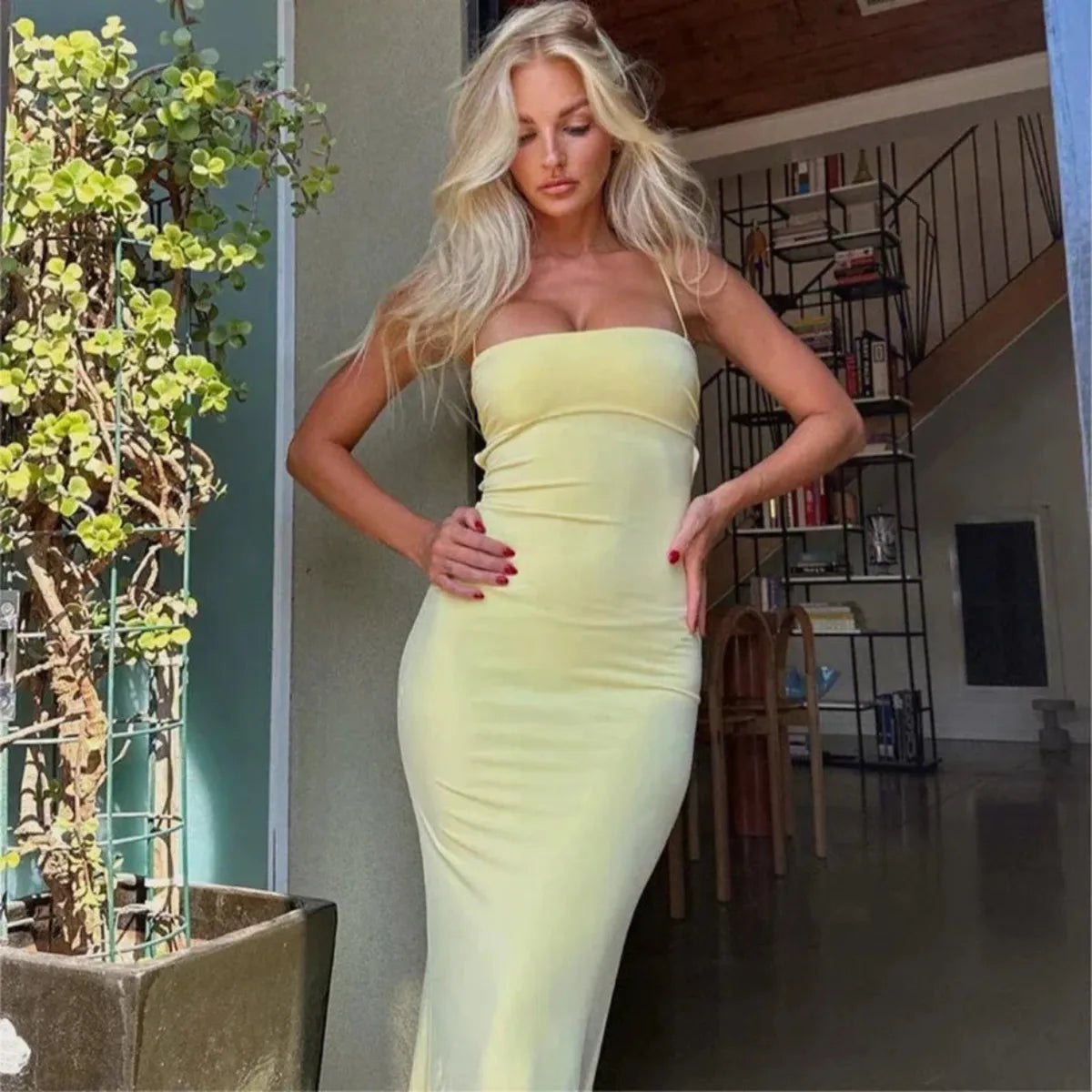 SUNA Bodycon Maxikjole – Rygløs Design - Sommerfester Aften