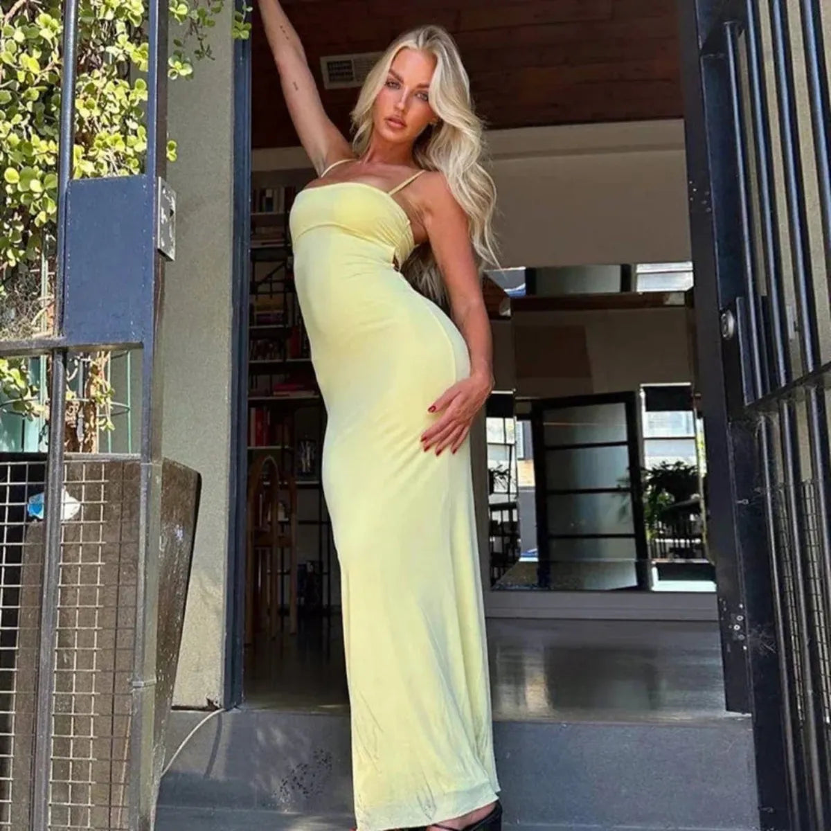 SUNA Bodycon Maxikjole – Rygløs Design - Sommerfester Aften