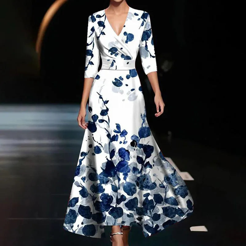 SUNA Cassidy Elegant Blomsterprint Maxikjole Flatterende Talje Blå