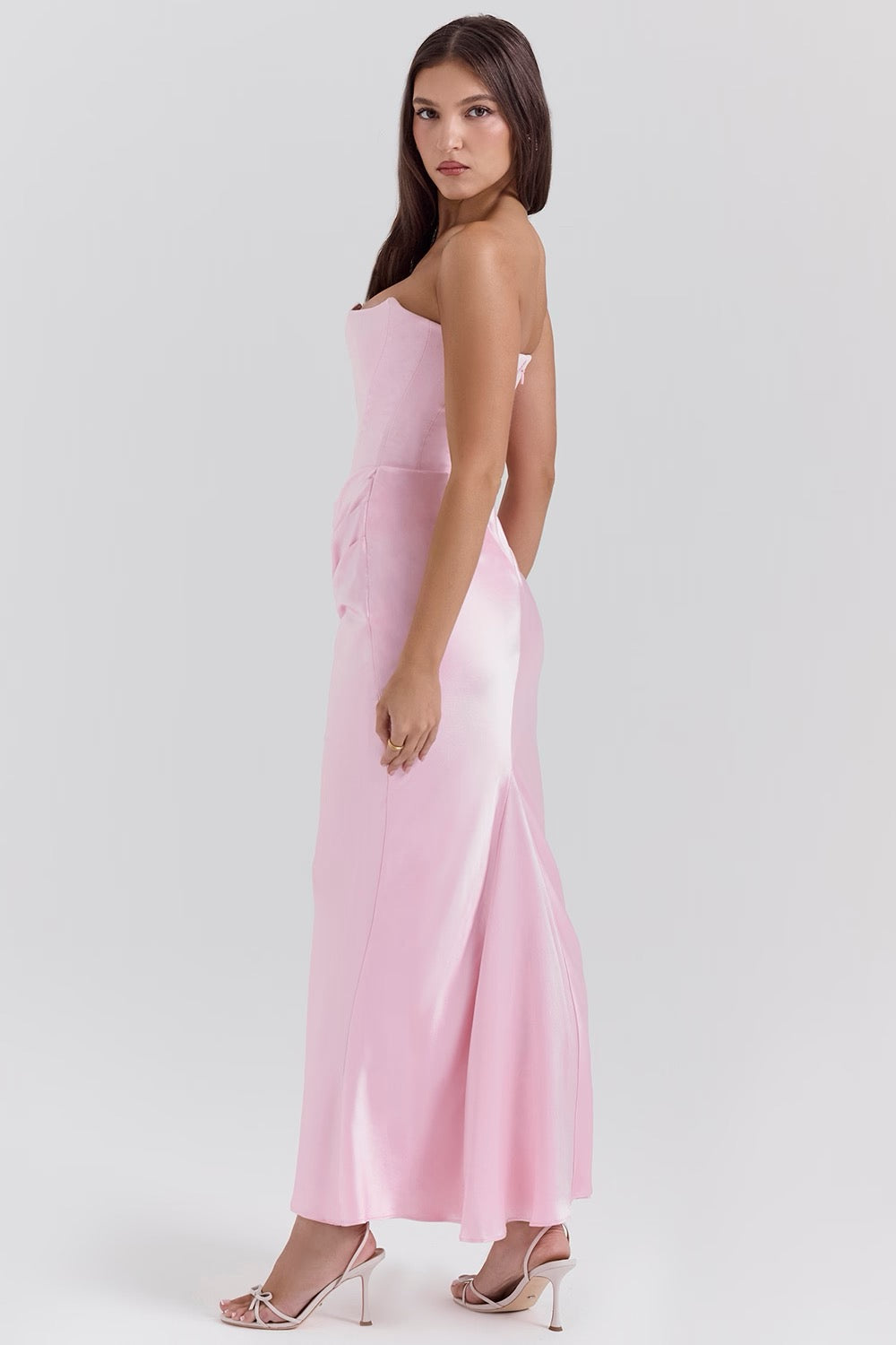 SUNA Mia Maxi Dress i Baby Pink og Brun til Enhver Anledning