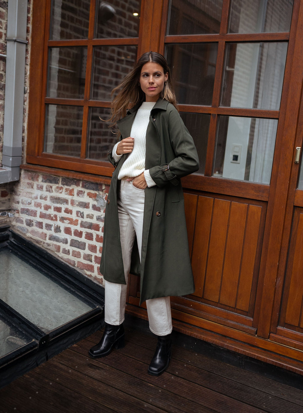 SUNA Tidløs Trenchcoat til Kvinder - Let materiale med klassisk snit