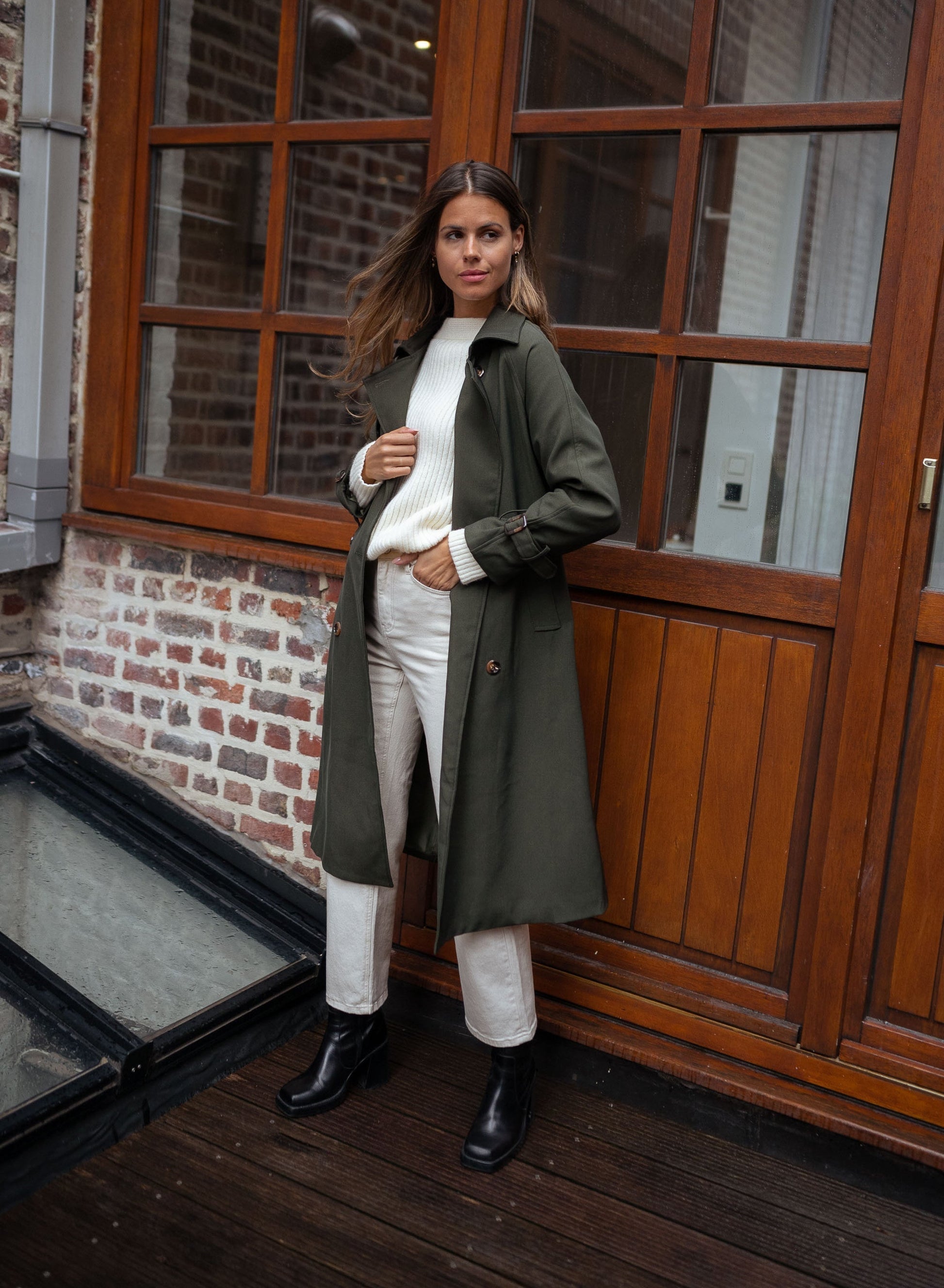 SUNA Tidløs Trenchcoat til Kvinder - Let materiale med klassisk snit
