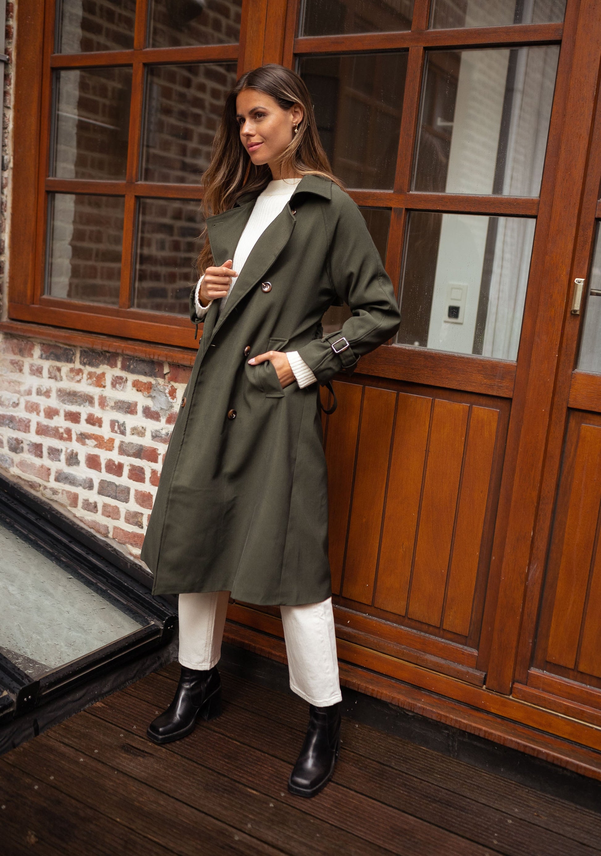 SUNA Tidløs Trenchcoat til Kvinder - Let materiale med klassisk snit