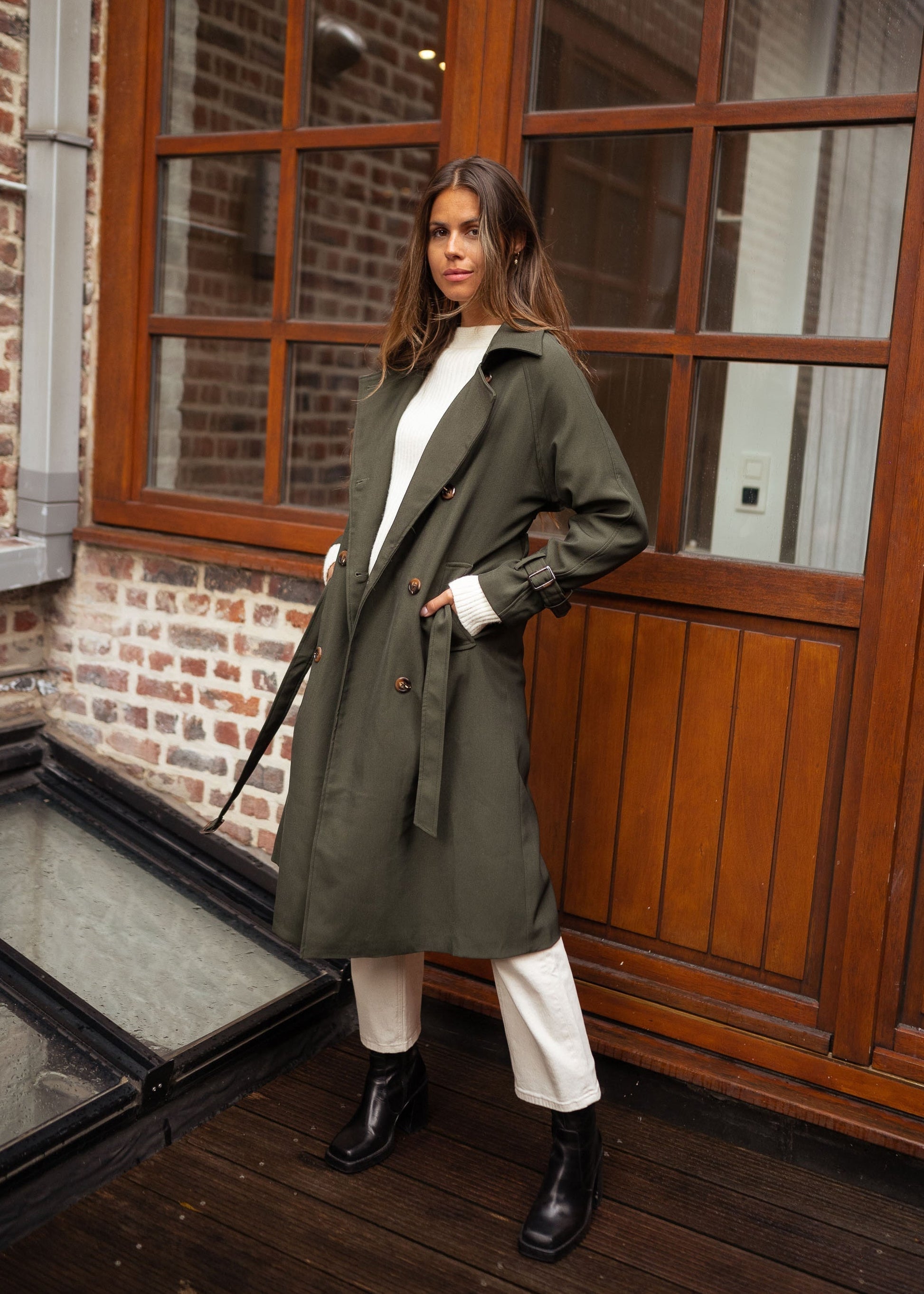 SUNA Tidløs Trenchcoat til Kvinder - Let materiale med klassisk snit