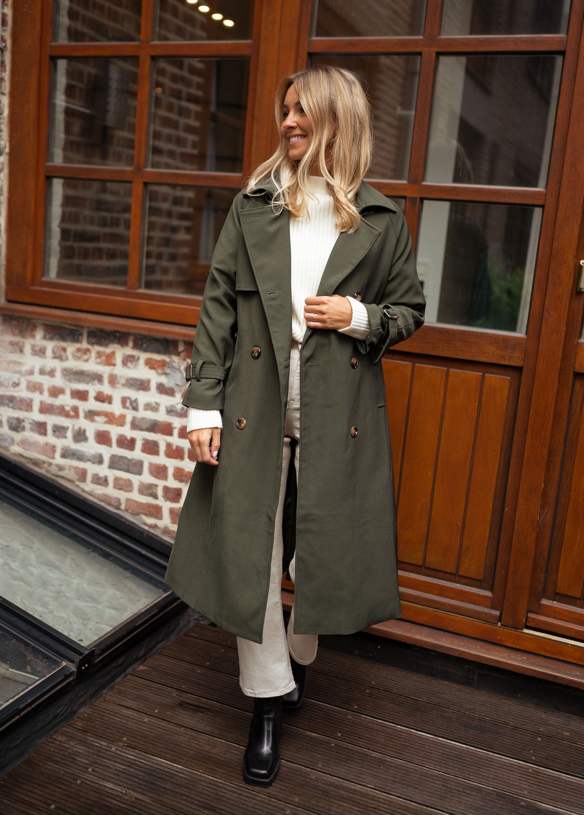 SUNA Tidløs Trenchcoat til Kvinder - Let materiale med klassisk snit