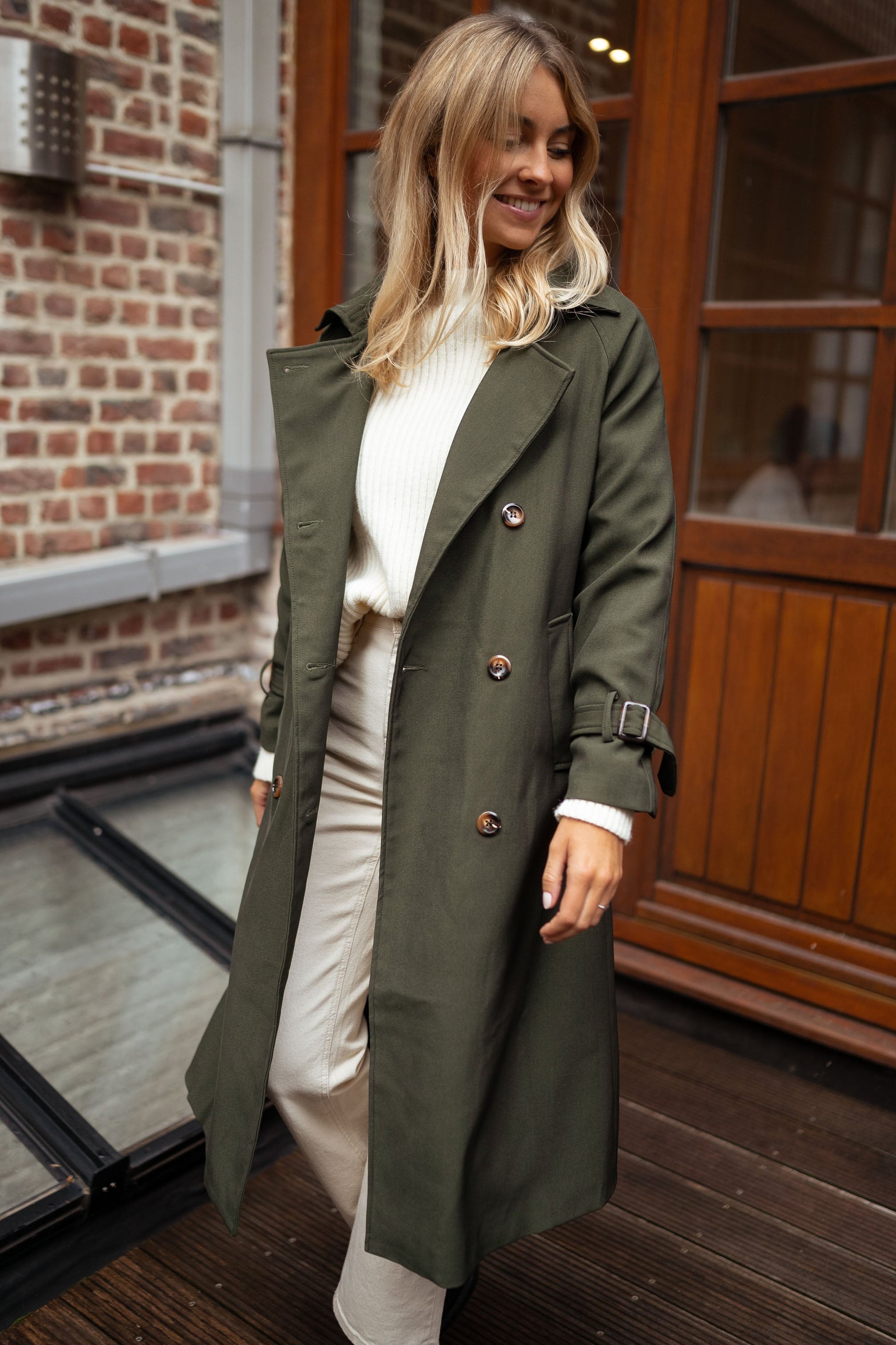 SUNA Tidløs Trenchcoat til Kvinder - Let materiale med klassisk snit Legergroen