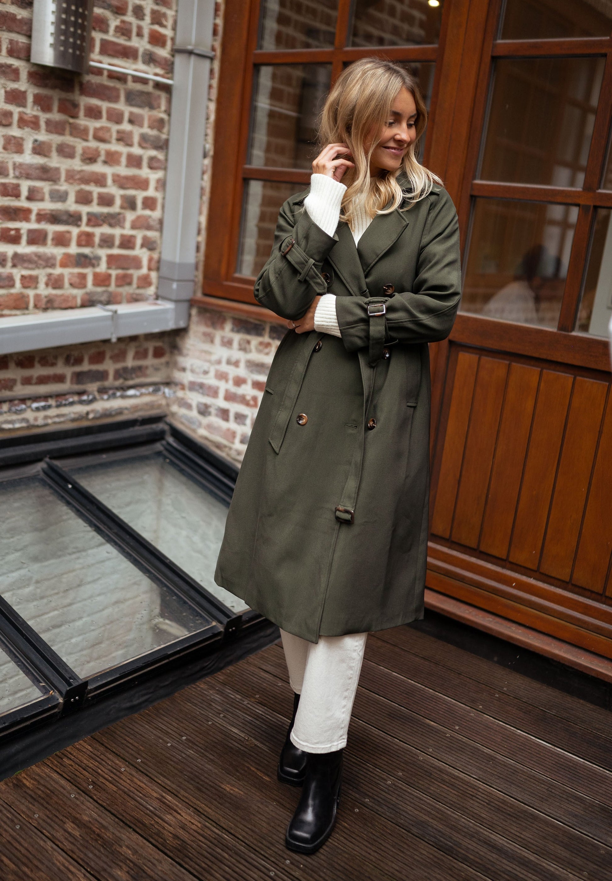 SUNA Tidløs Trenchcoat til Kvinder - Let materiale med klassisk snit