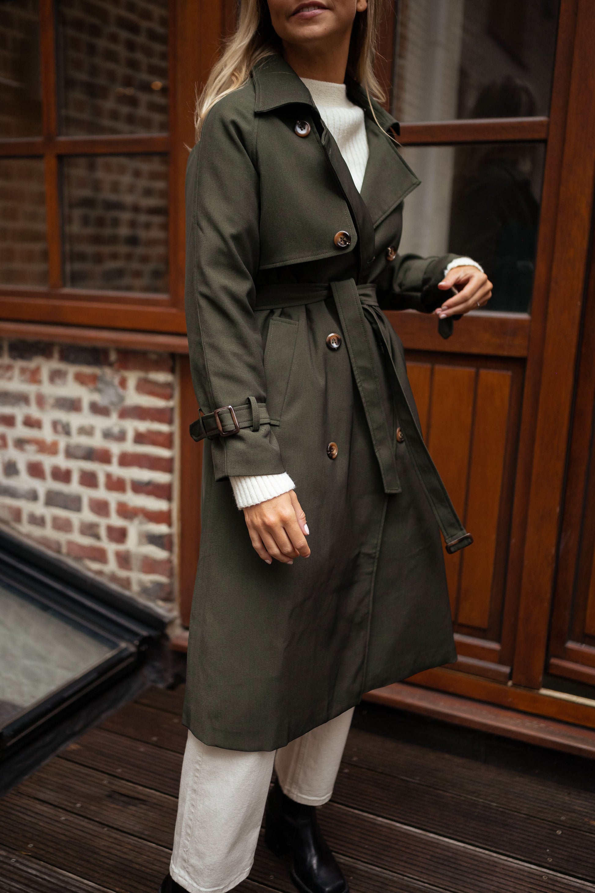 SUNA Tidløs Trenchcoat til Kvinder - Let materiale med klassisk snit