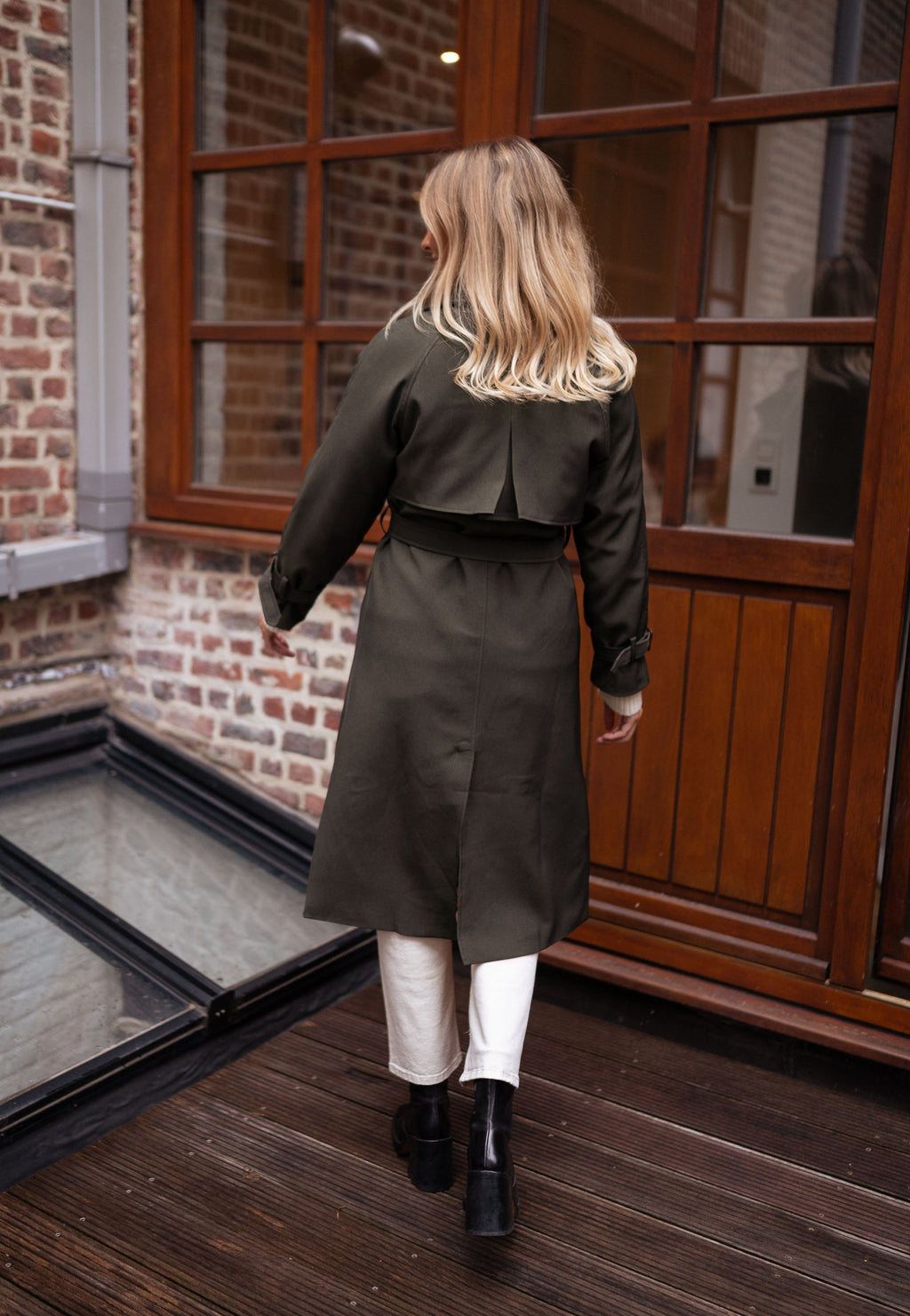 SUNA Tidløs Trenchcoat til Kvinder - Let materiale med klassisk snit