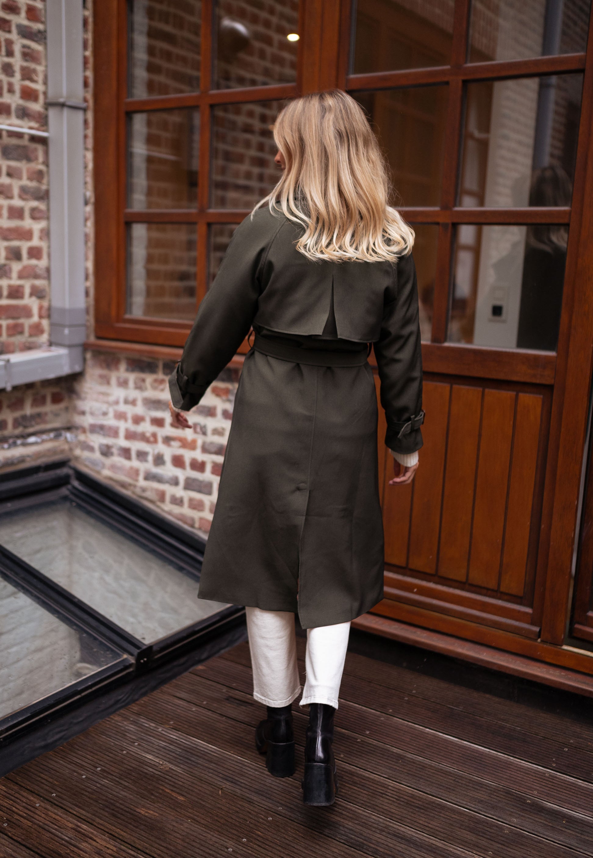 SUNA Tidløs Trenchcoat til Kvinder - Let materiale med klassisk snit