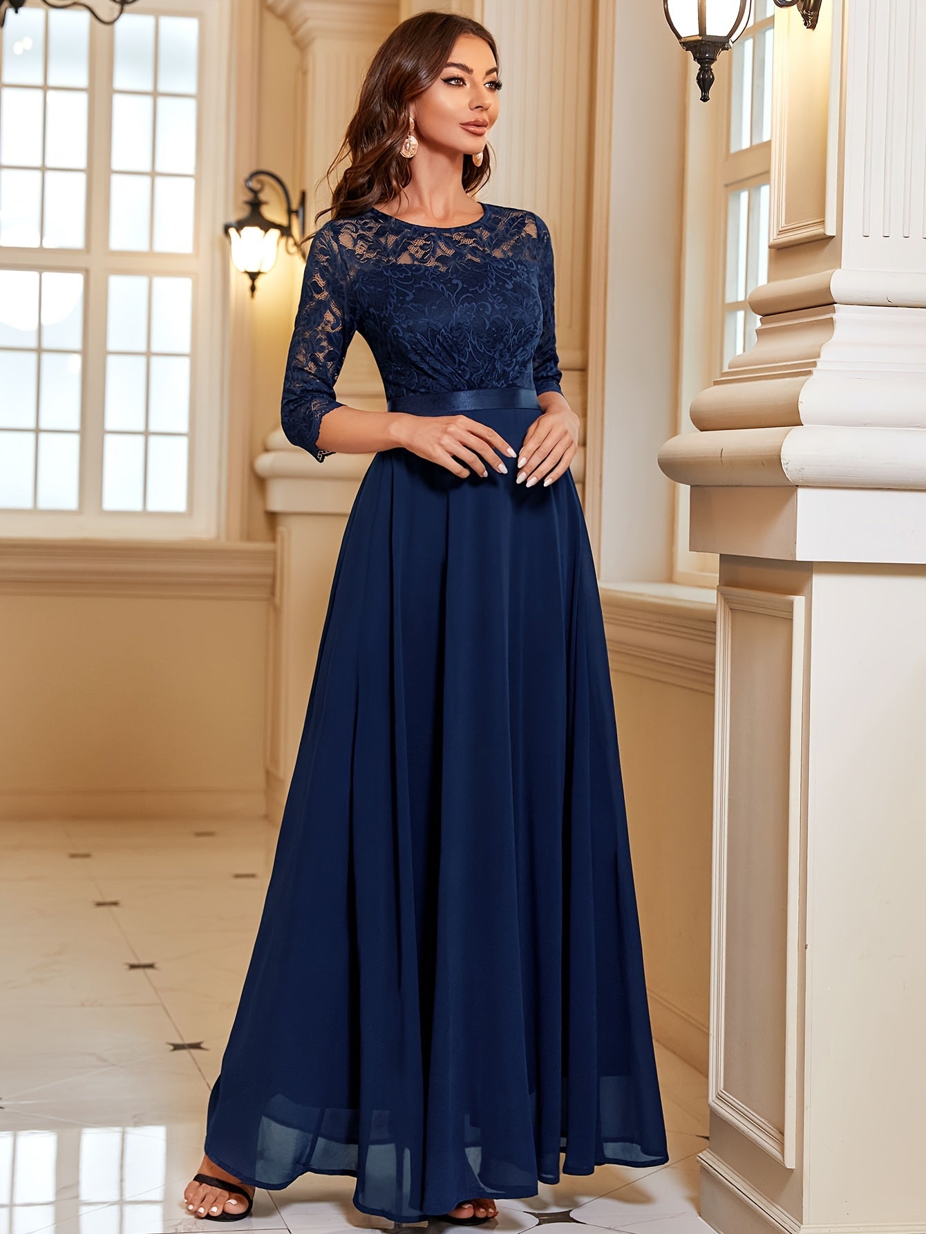 SUNA Elegant Maxi Kjole med Blonder og Chiffon til Damer Marineblå