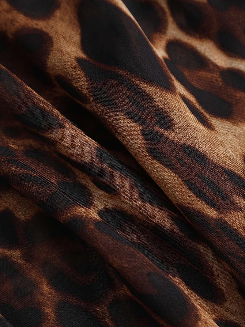 SUNA Ember Sheer Maxi Kjole Med Dristigt Leopardmønster