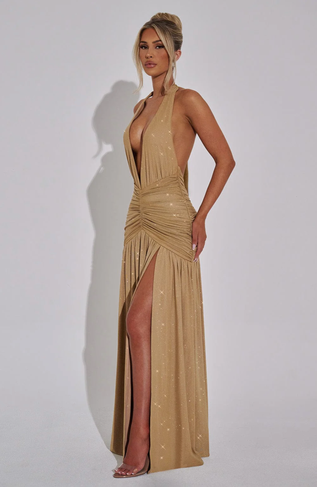 SUNA Elysia Maxi Kjole i Dyb V-Halterneck med Split