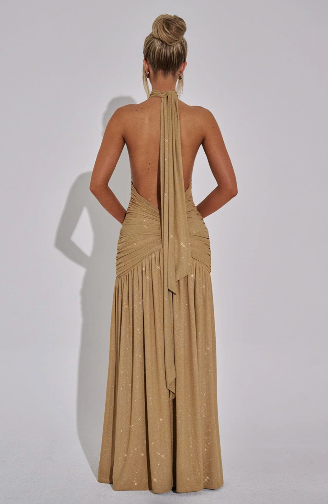 SUNA Elysia Maxi Kjole i Dyb V-Halterneck med Split