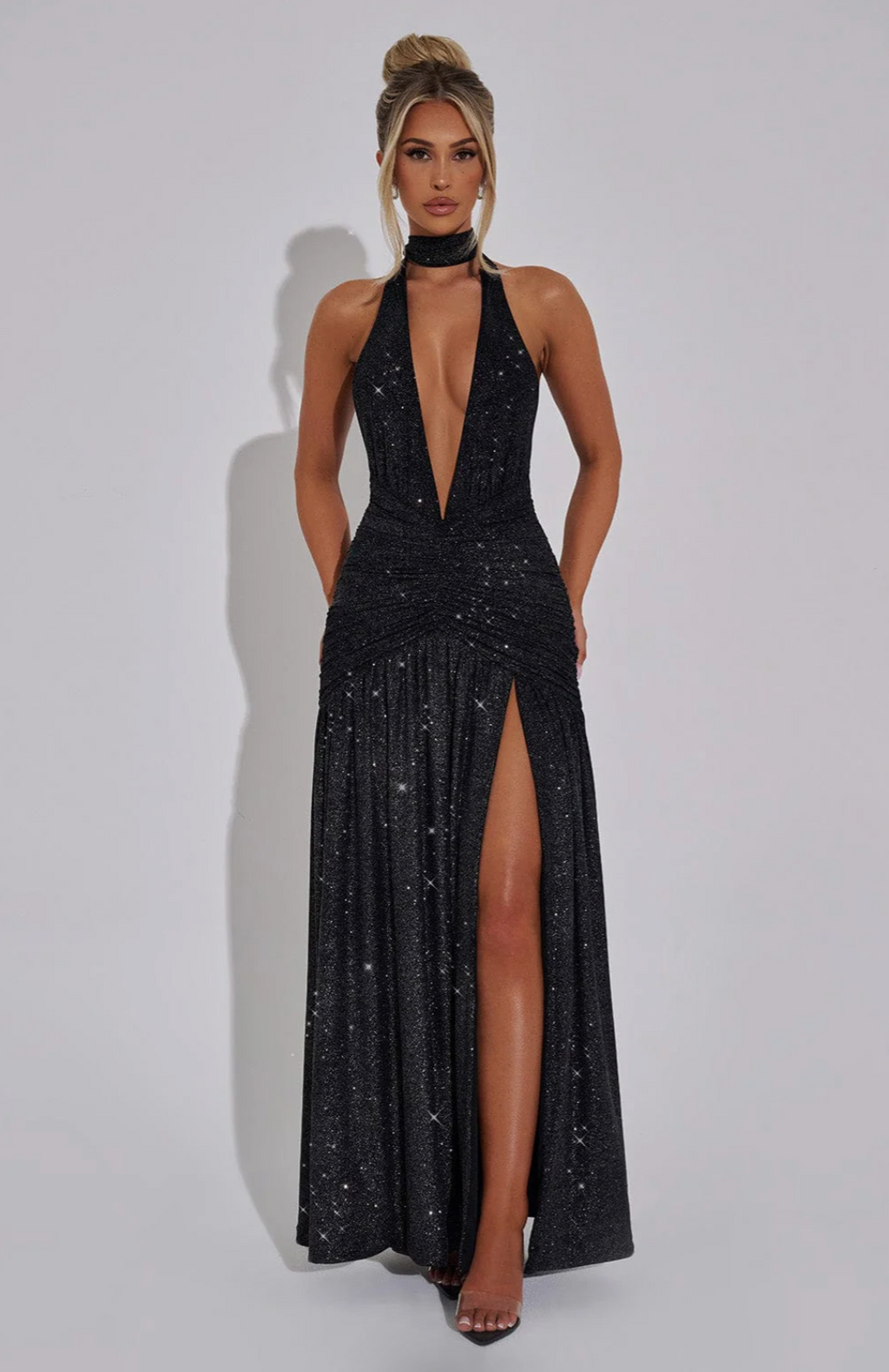 SUNA Elysia Maxi Kjole i Dyb V-Halterneck med Split