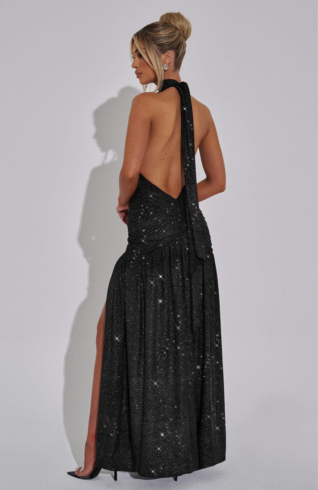 SUNA Elysia Maxi Kjole i Dyb V-Halterneck med Split