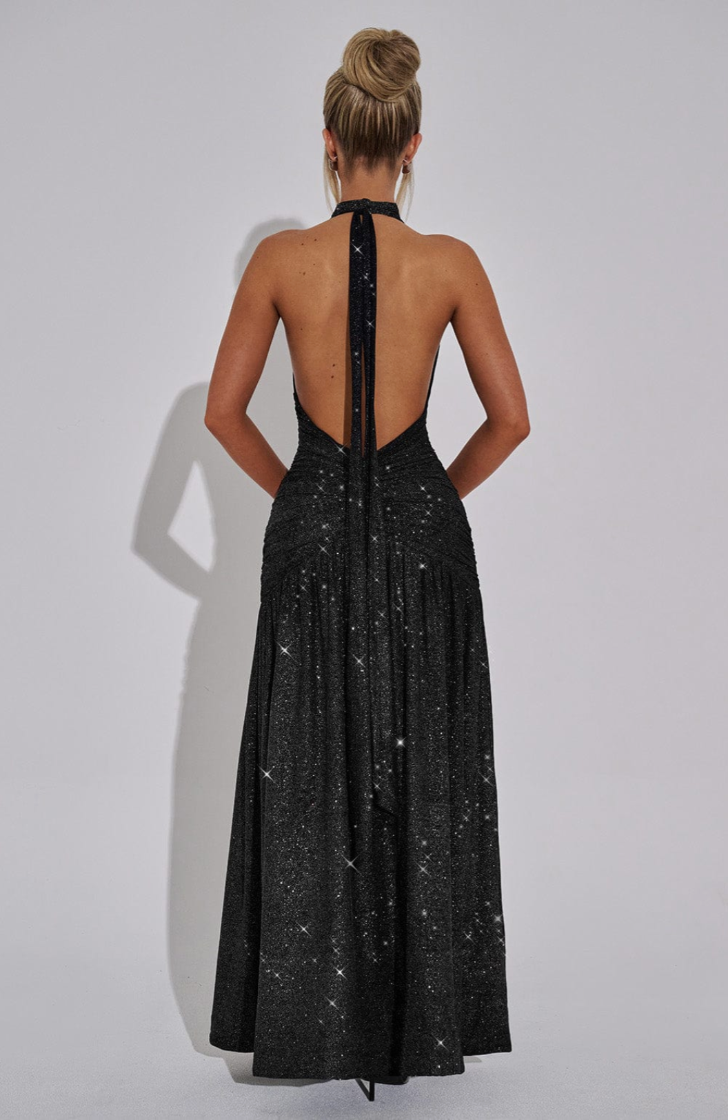 SUNA Elysia Maxi Kjole i Dyb V-Halterneck med Split