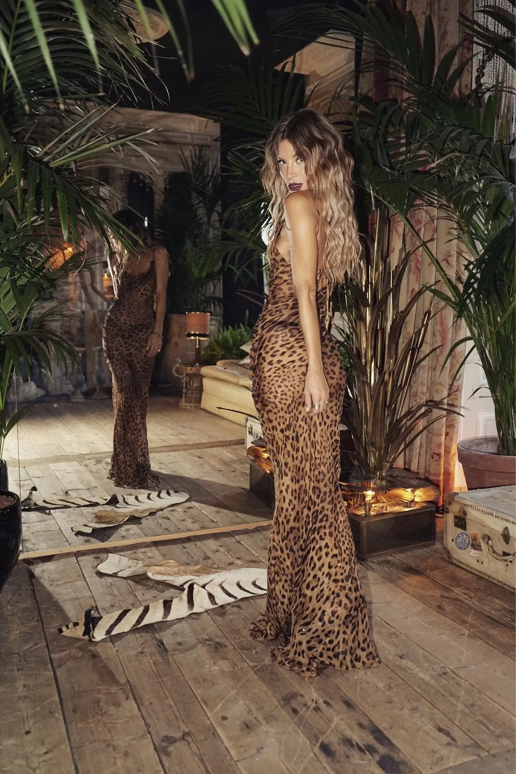 SUNA Ember Sheer Maxi Kjole Med Dristigt Leopardmønster