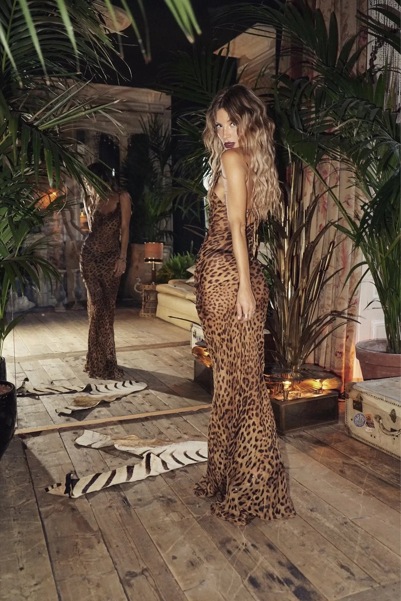 SUNA Ember Sheer Maxi Kjole Med Dristigt Leopardmønster