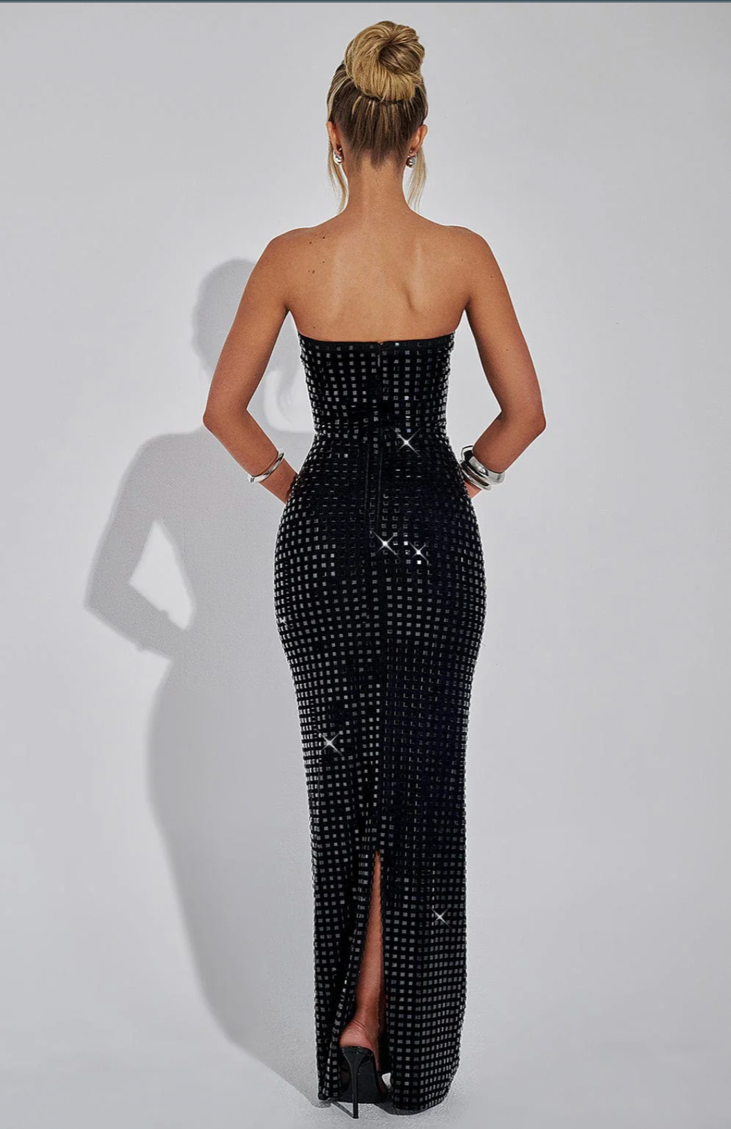 SUNA Gleam Maxi Kjole til Festligheder med Elegance og Stil