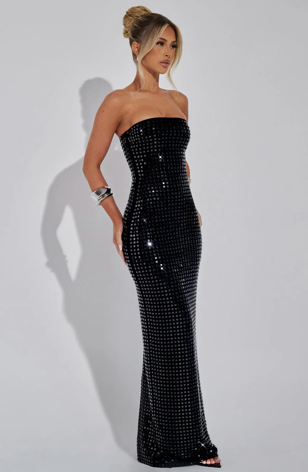 SUNA Gleam Maxi Kjole til Festligheder med Elegance og Stil
