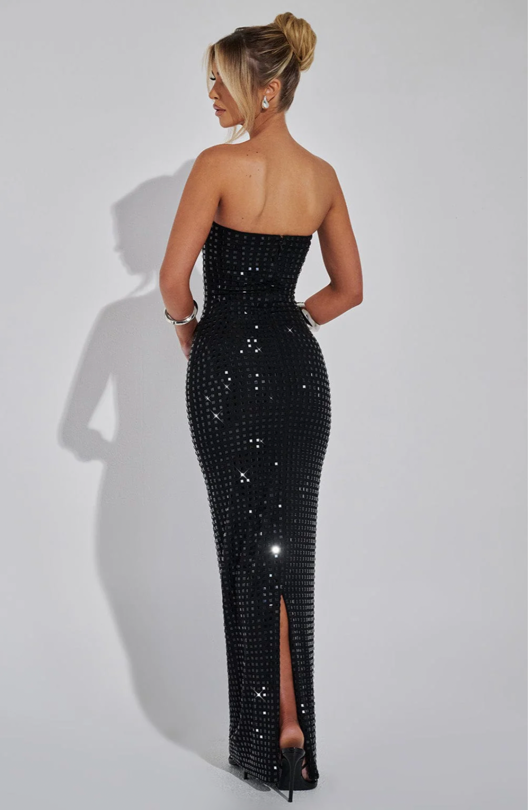 SUNA Gleam Maxi Kjole til Festligheder med Elegance og Stil