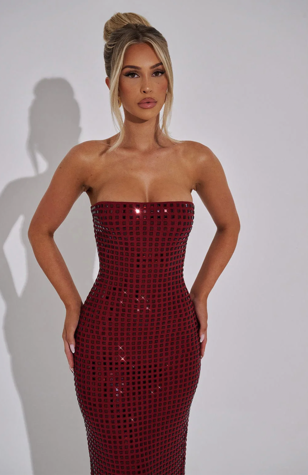 SUNA Gleam Maxi Kjole til Festligheder med Elegance og Stil
