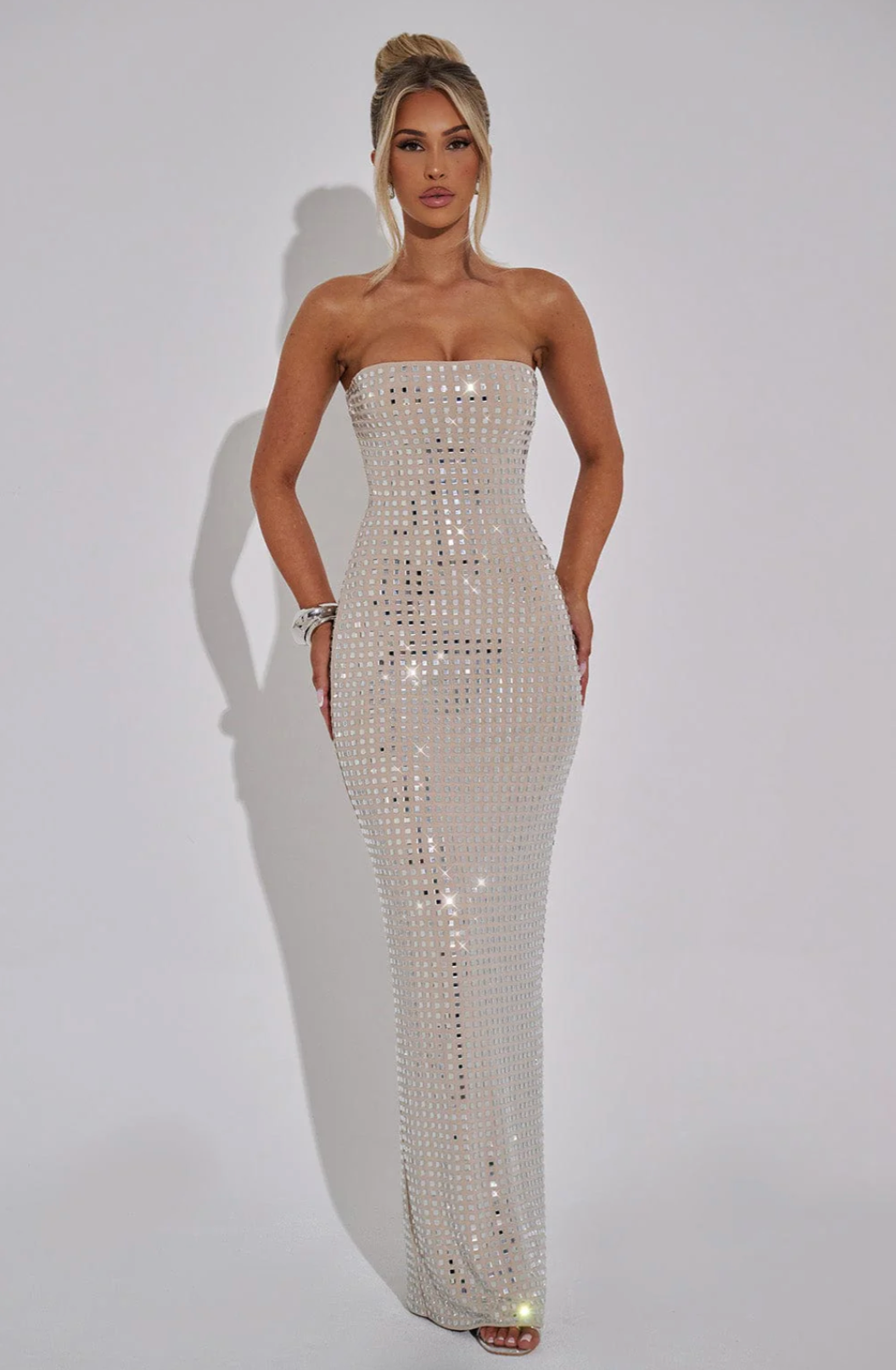 SUNA Gleam Maxi Kjole til Festligheder med Elegance og Stil
