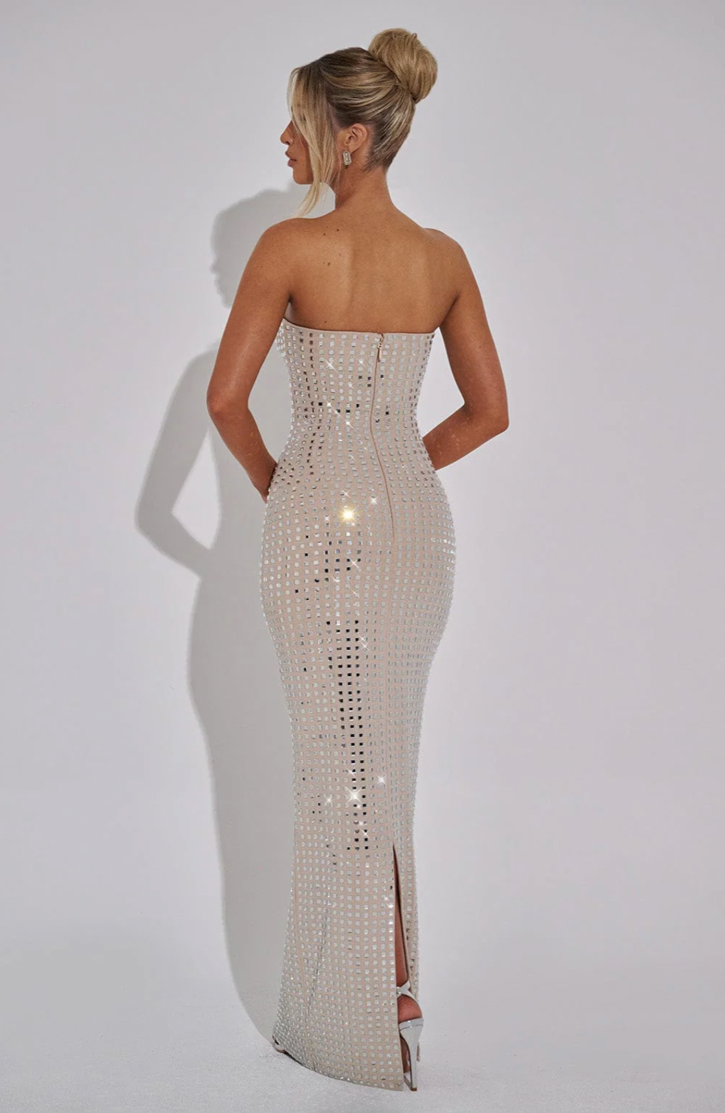 SUNA Gleam Maxi Kjole til Festligheder med Elegance og Stil
