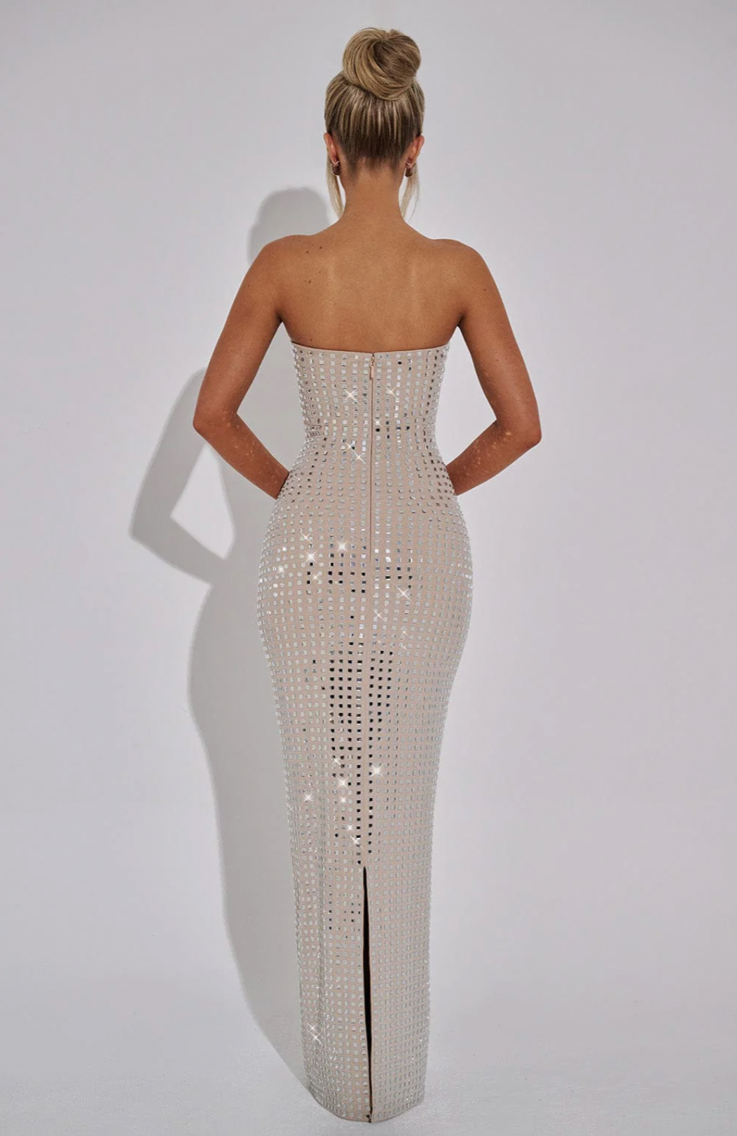 SUNA Gleam Maxi Kjole til Festligheder med Elegance og Stil